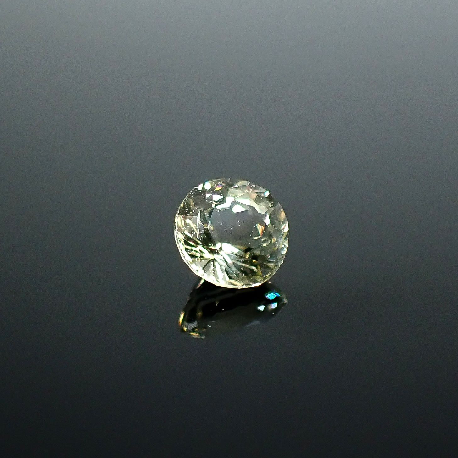 コーネルピン スリランカ産 0.60ct / 5.1x5mm前後 [251031231]