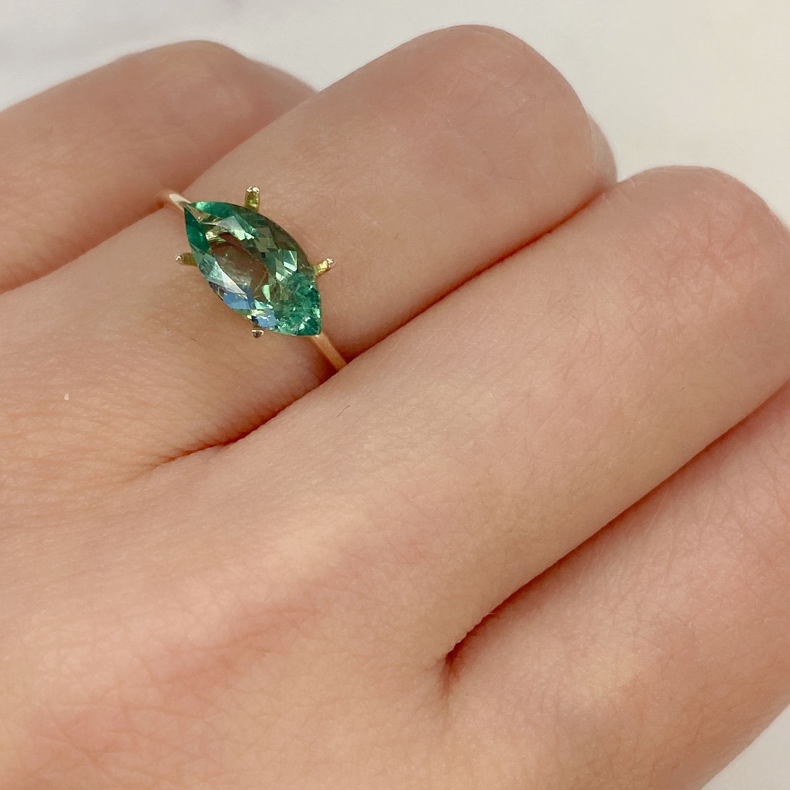 フローライト フルオレッセンス(宝石名フルオライト)イギリス・ロジャリー鉱山産 1.51ct 識別済[211113784]11.1x5.5mm前後