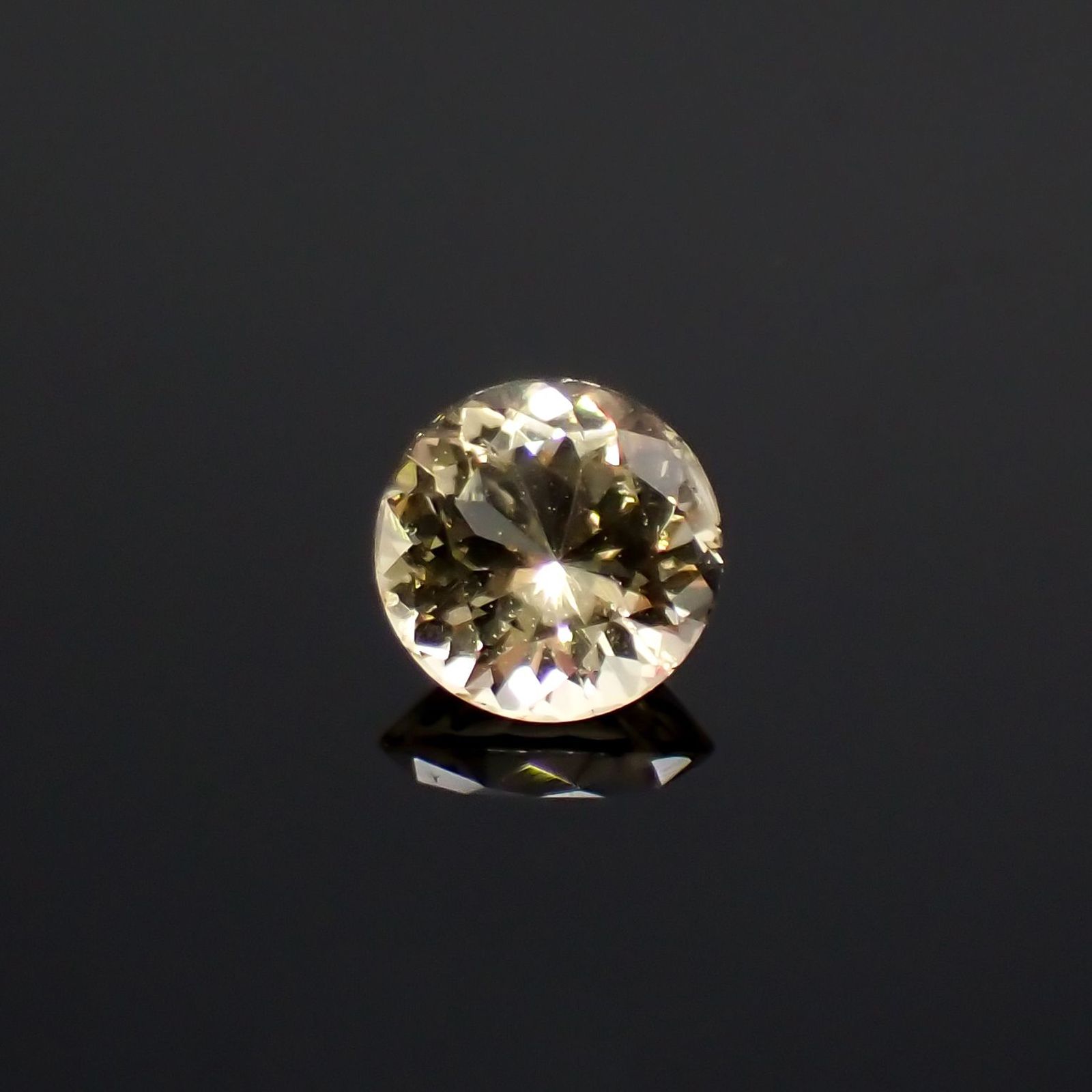 イエローダンビュライト(宝石名イエロー・ダンブライト)タンザニア産 0.24ct 識別済[220918013]4.1x4.1mm前後