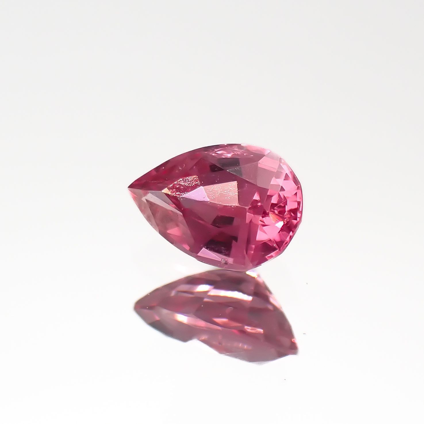 ホットピンクスピネル(宝石名ピンク・スピネル)タンザニア産 0.24ct 識別済[220817356]4.7x3.2mm前後