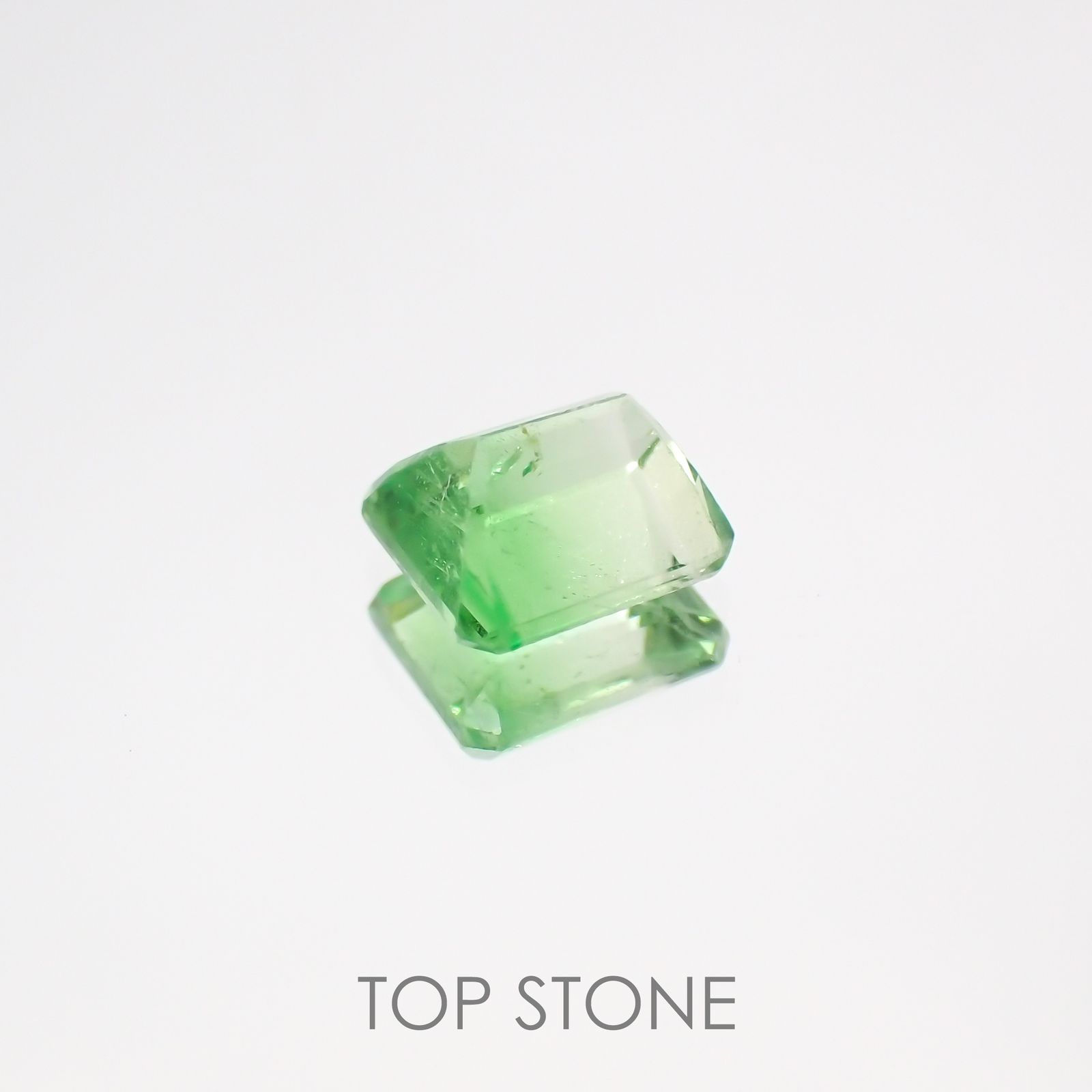 バイカラーツァボライト タンザニア産 ルース 0.55ct[210610925]4.7×4mm前後