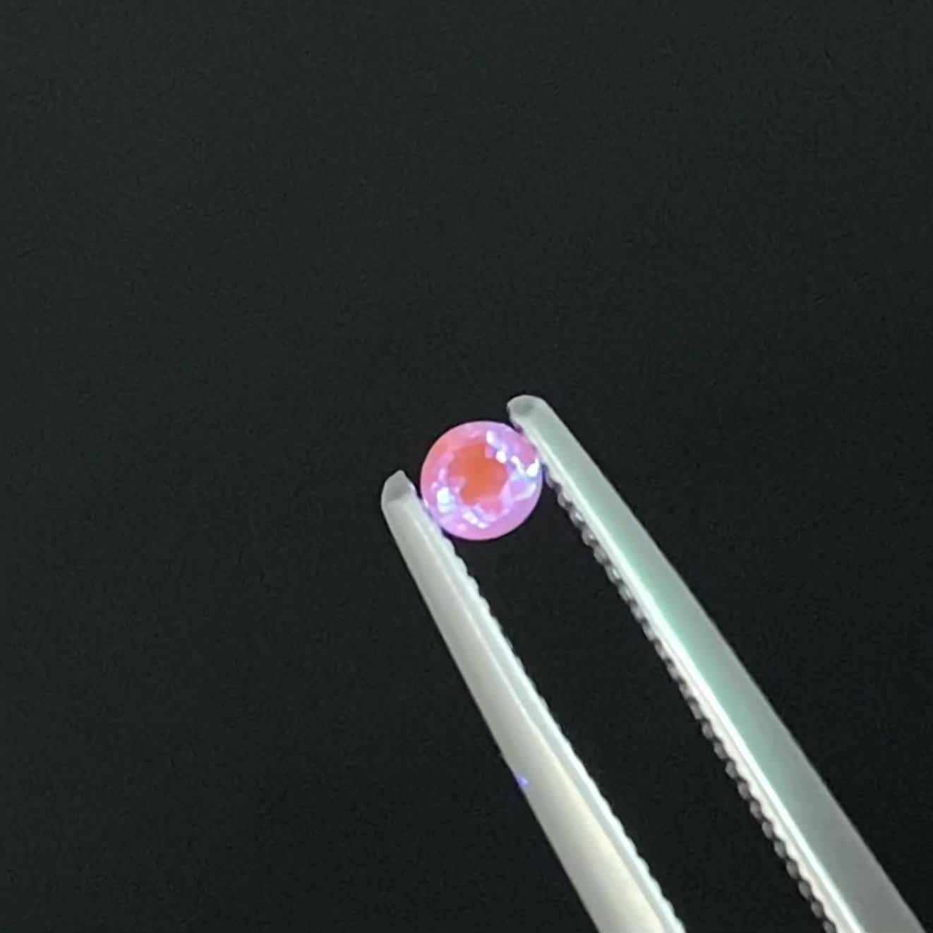 アウイナイト フルオレッセンス ドイツ産 0.072ct / 2.6x2.6mm前後