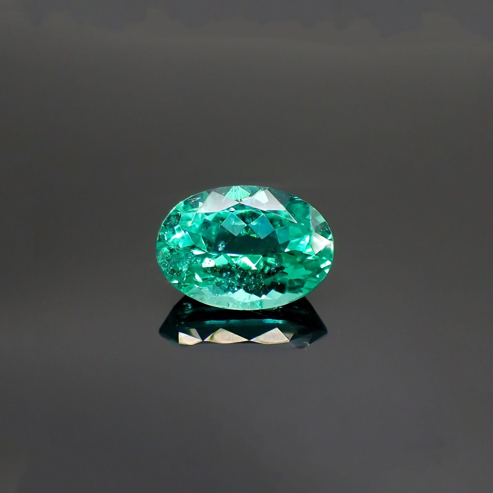 パライバトルマリン(宝石名トルマリン/別名パライバ・トルマリン) ブラジル産 GIA鑑付 1.65ct / 9.0×6.3mm前後 [19110905]