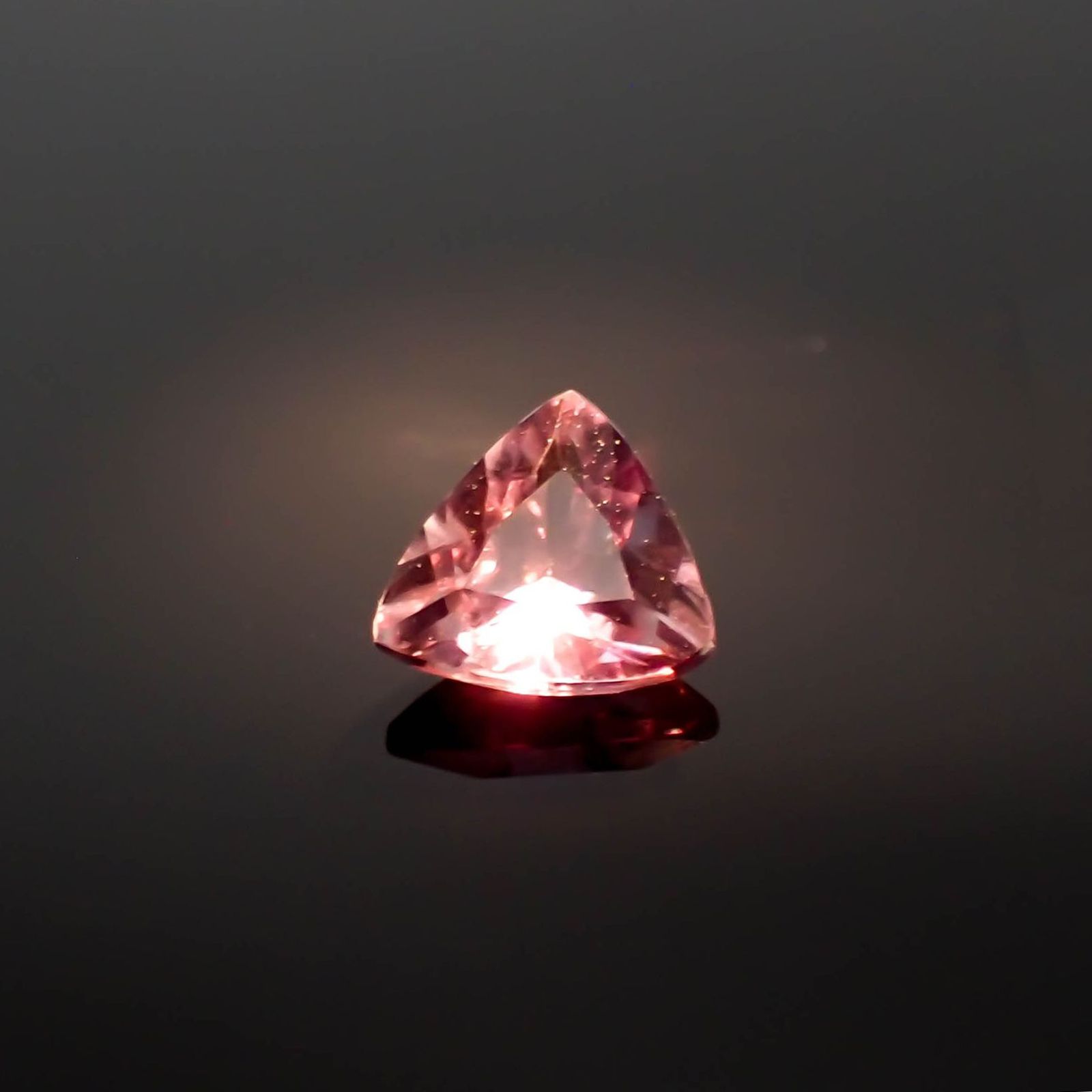 カラーシフト ピンクダイアスポア アフガニスタン産 0.59ct / 5.9x5.5mm前後 [260426988]