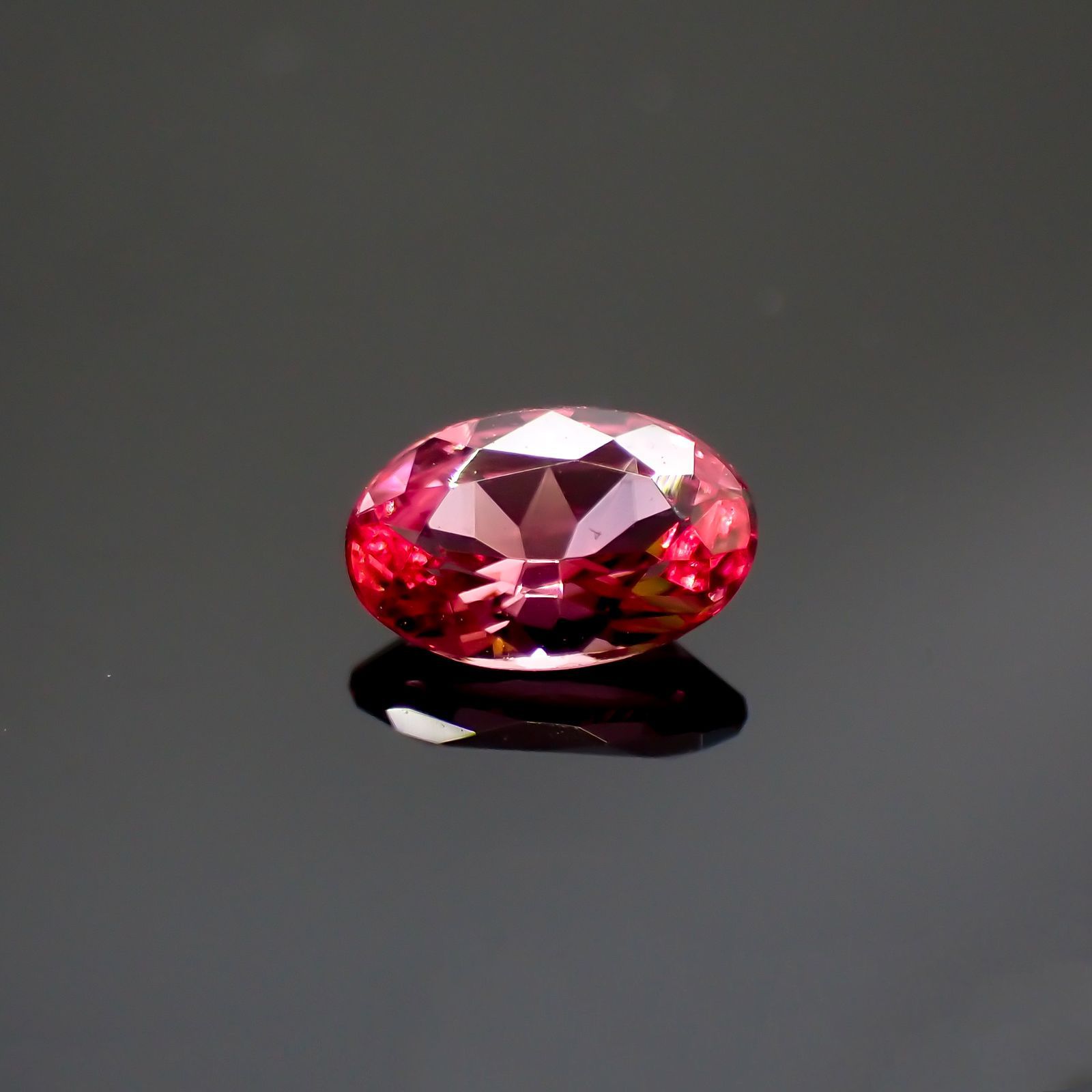 ホットピンクスピネル(宝石名ピンク・スピネル)タンザニア産 0.27ct 識別済[220113914]5.1x3.3mm前後