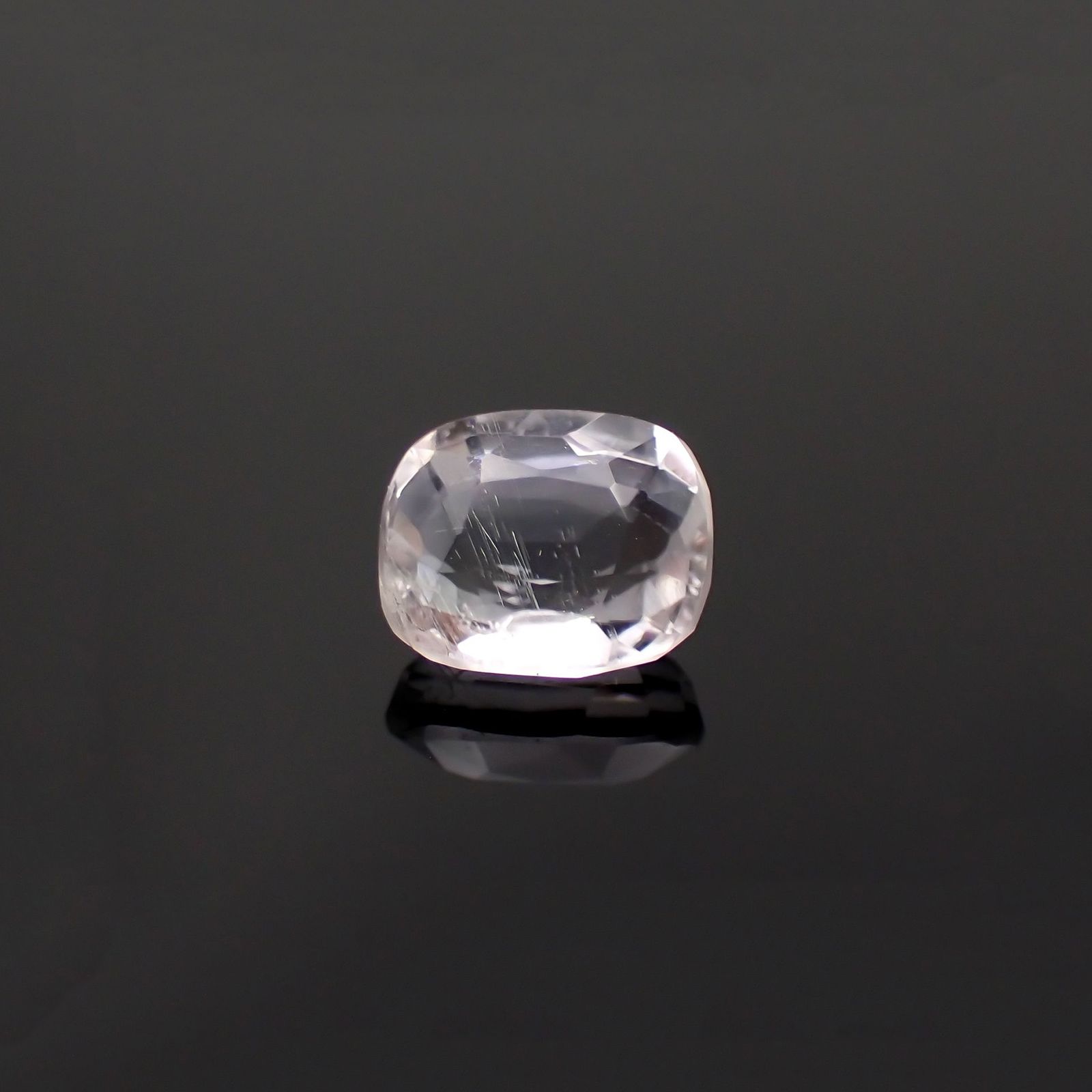 ポードレッタイト カラーレス(宝石名ホワイト・ポードレッタイト)ビルマ産 ソ付(彩珠) 0.903ct / 6.7x5.6mm前後 [260718920]
