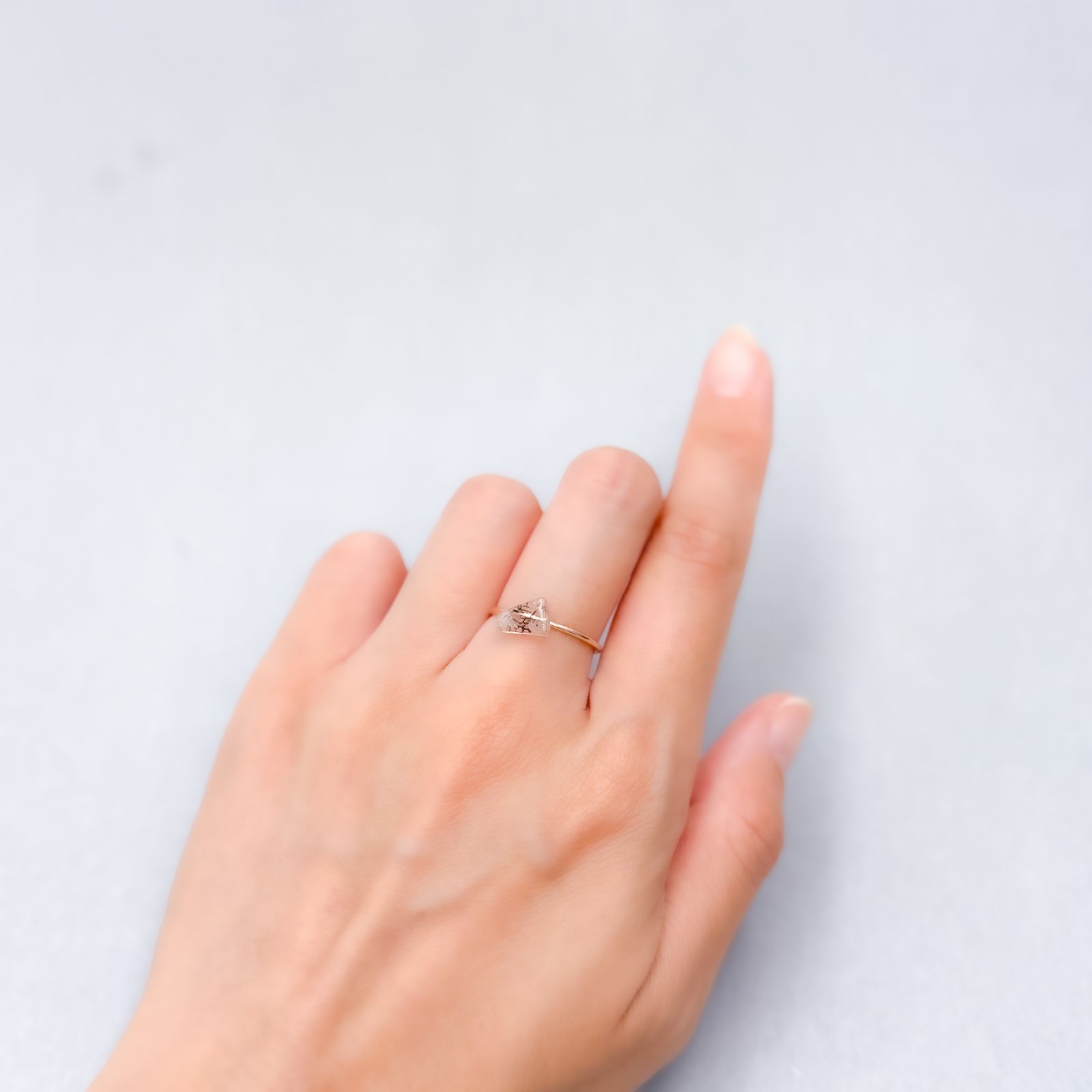【極上,小粒】メラメラサンストーン ６㎜ レインボーラティスサンストーン オーストラリア産 0.68ct