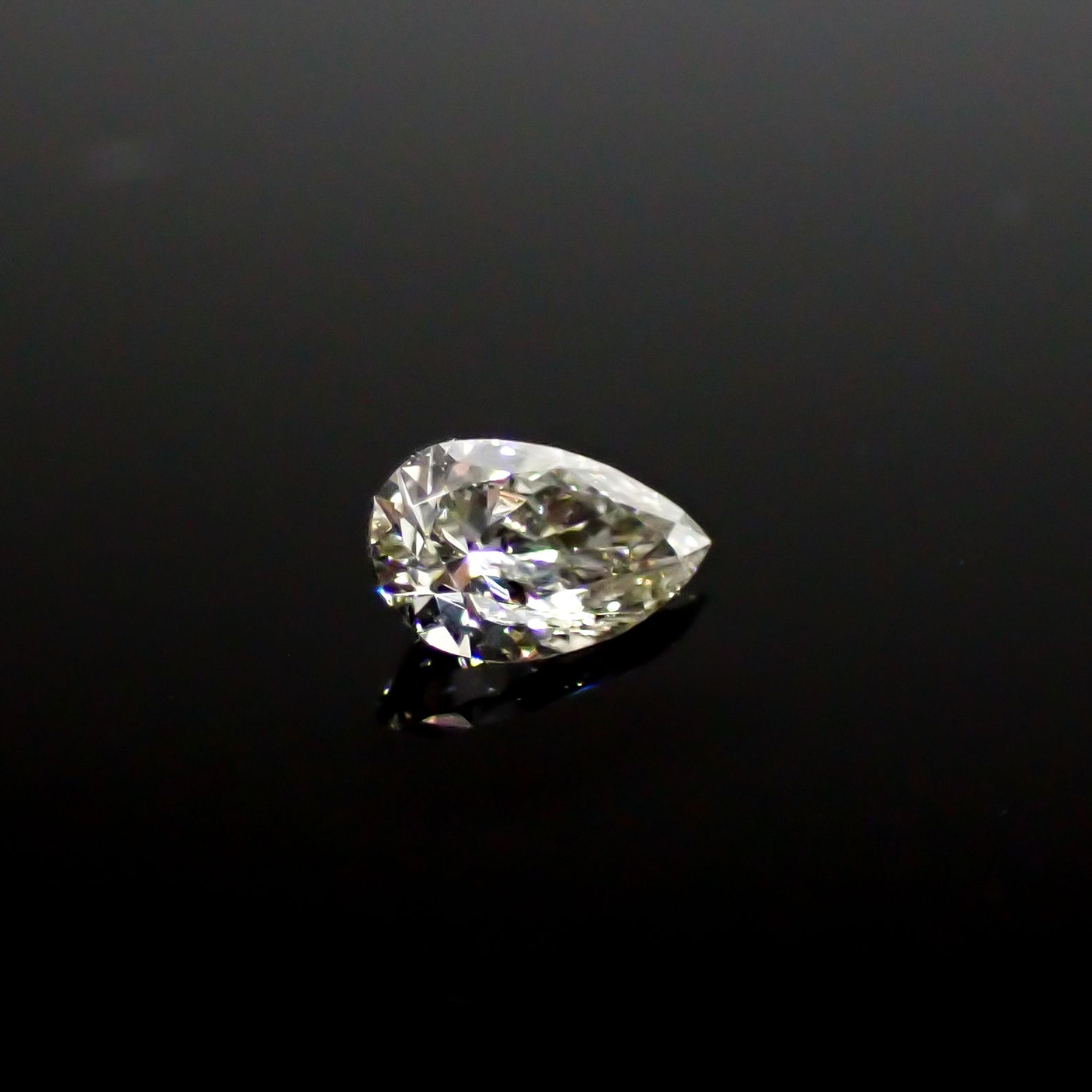 カメレオンダイヤモンド(グリーンダイヤモンド)(宝石名ダイアモンド SI-1/LIGHT GRAY GREEN ) 0.077ct ソ付(CGL)[240928973]3.68x2.31mm前後