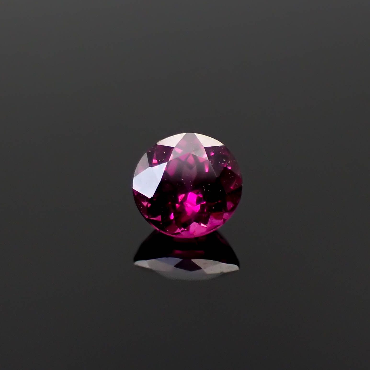 ロードライトガーネット(宝石名ガーネット)ブラジル産 0.56ct 識別済[250530369]4.7x4.6mm前後