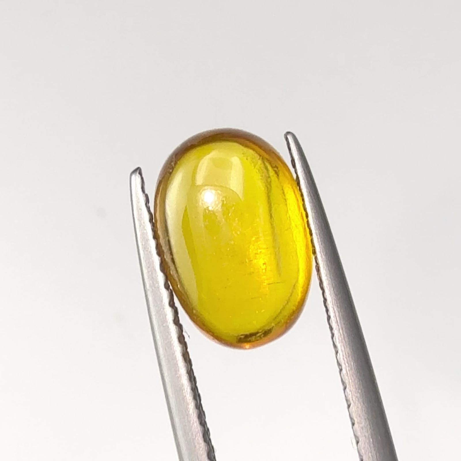 合成石でも希少「ジンカイト」｜炎のような色彩を持つ亜鉛鉱物の魅力や