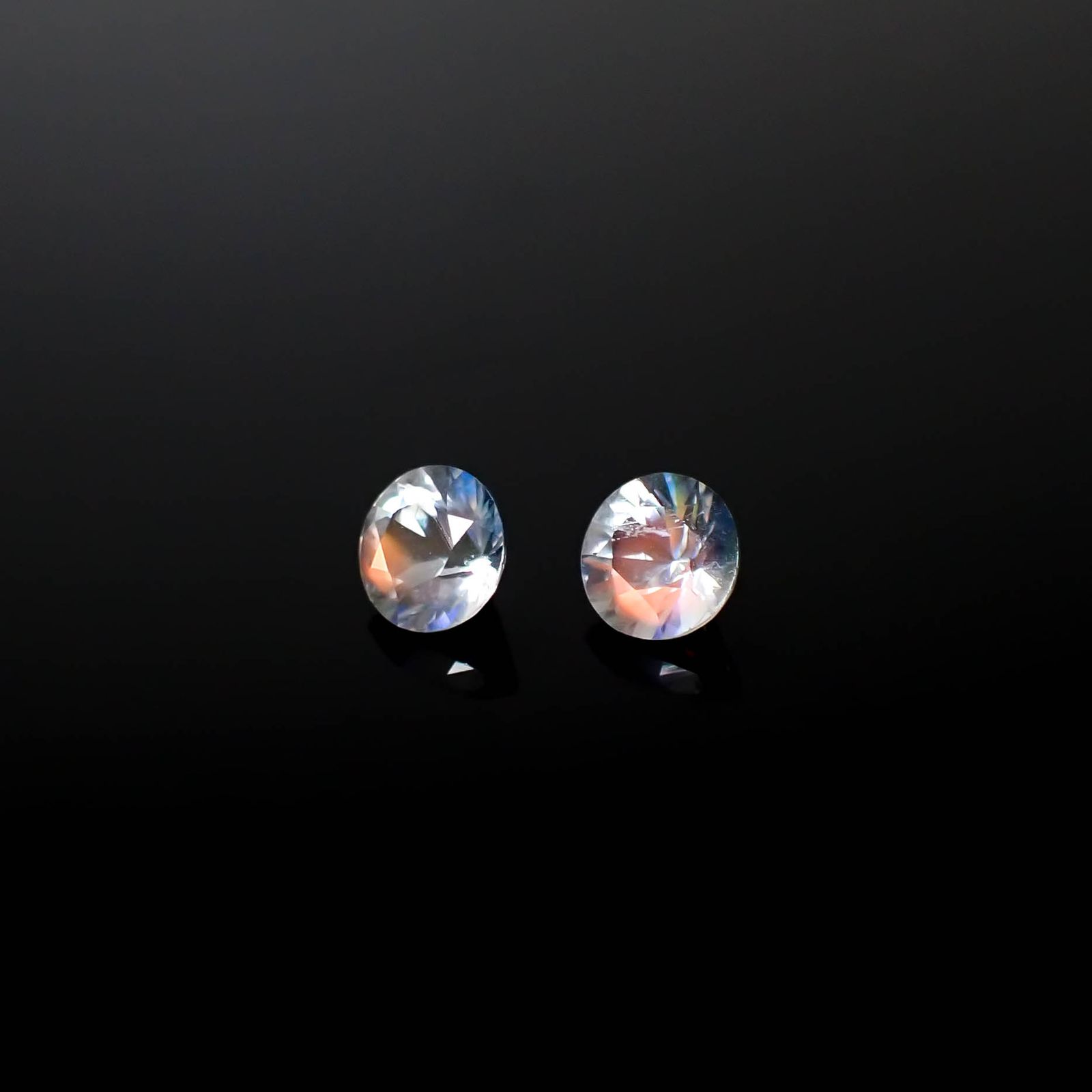 ◇ペアセット◇レインボームーンストーン マダガスカル産 0.66ct(2pcs合計) 識別済[250430313]4.5x4.5mm前後