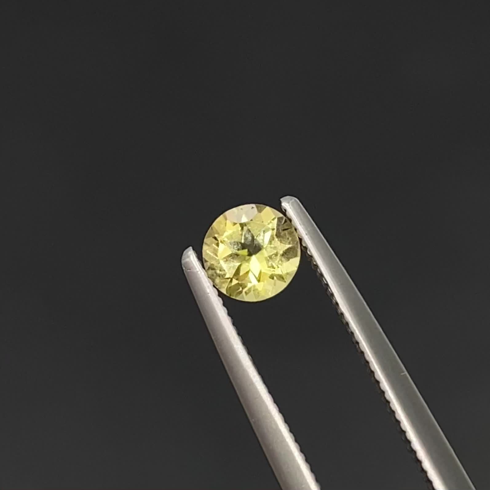 イエローダンビュライト タンザニア産 0.33ct[240125458]4.4x4.4mm前後