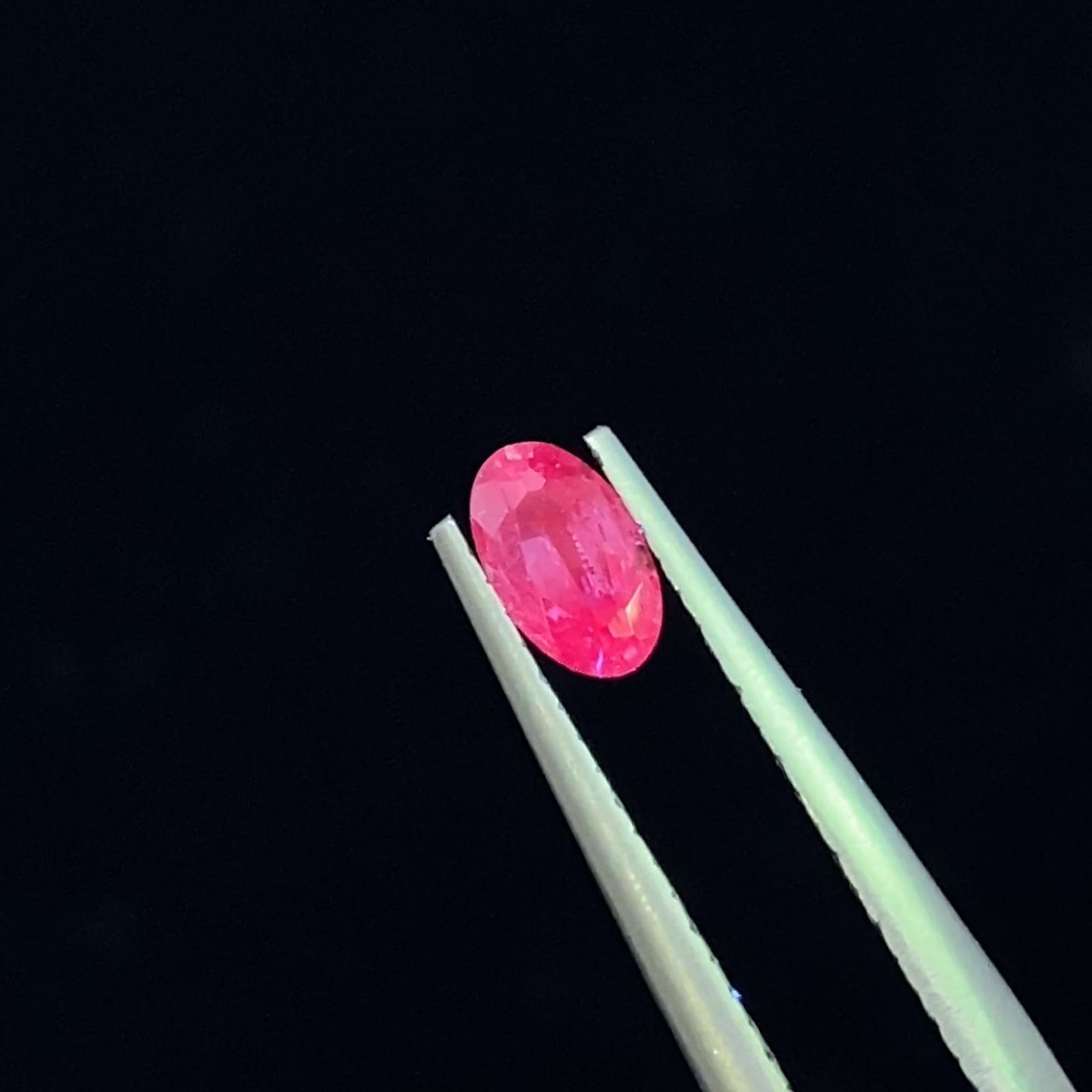 ウィンザーサファイア タンザニア・ウィンザー産 0.38ct / 5.2x3.1mm