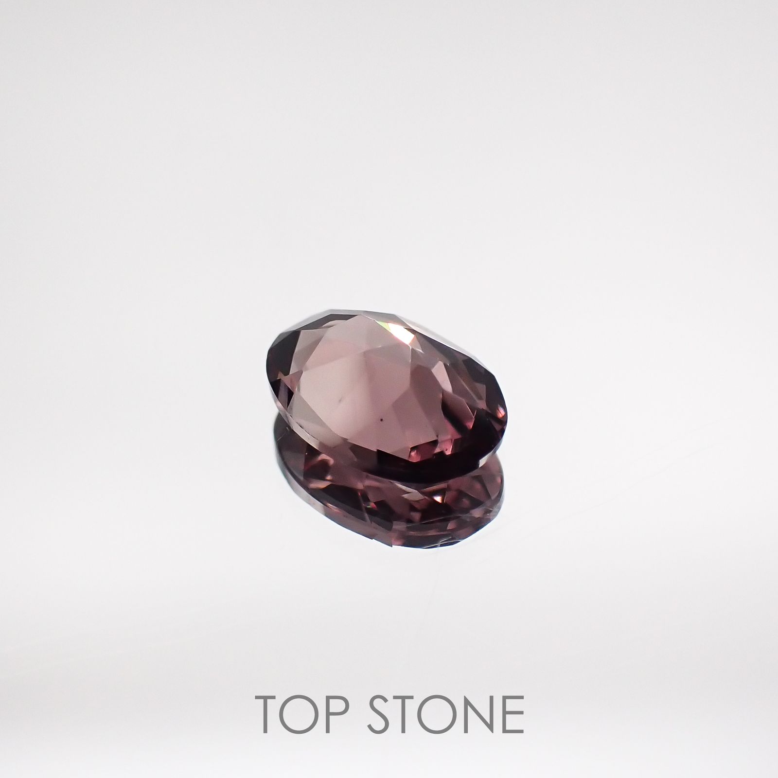 カラーチェンジガーネット(宝石名ガーネット) タンザニア/マダガスカル産 0.78ct 識別済[210611194]6.8×4.9mm前後