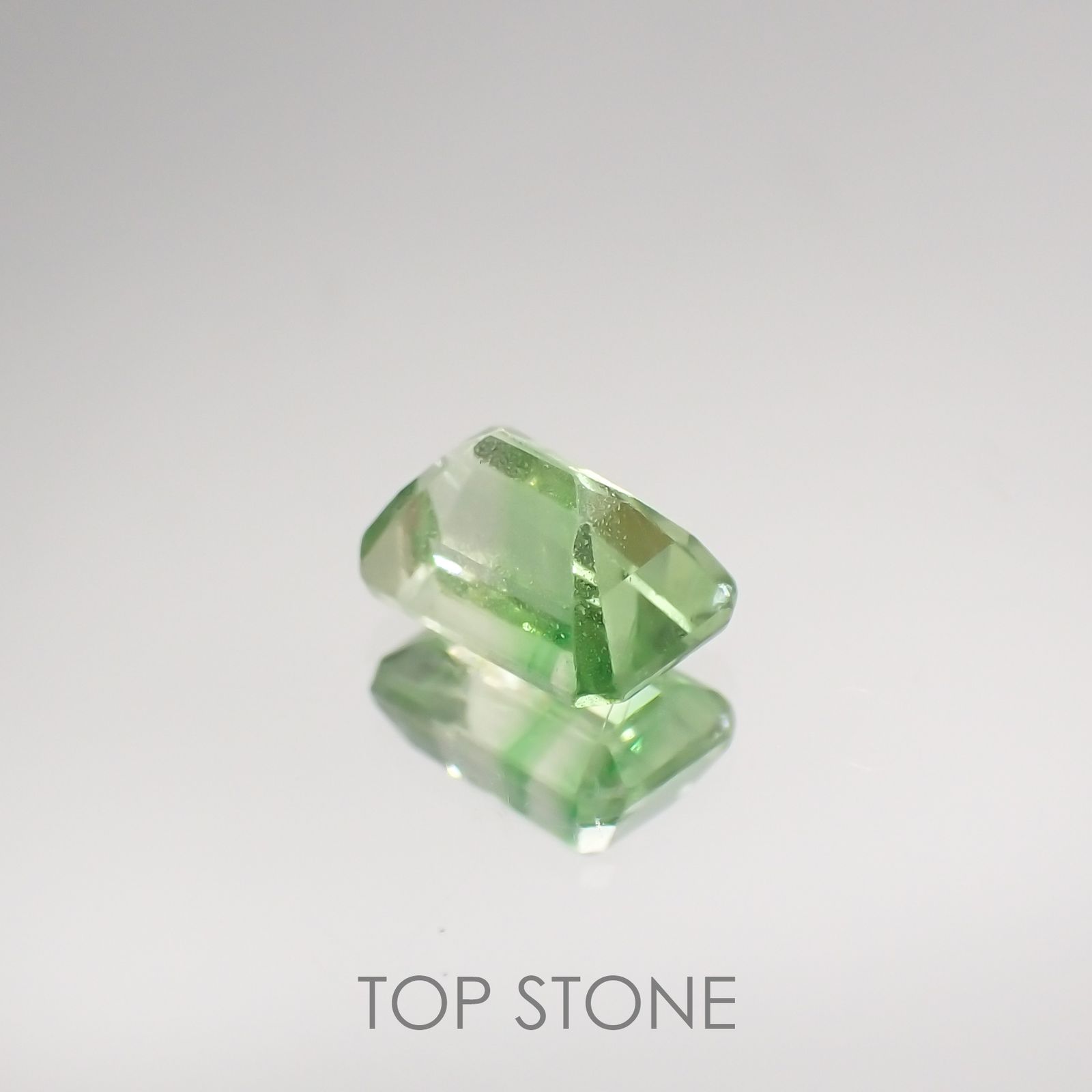 バイカラーツァボライト(宝石名グリーン グロッシュラー・ガーネット) タンザニア産 0.86ct 識別済[210711575]6×3.9mm前後