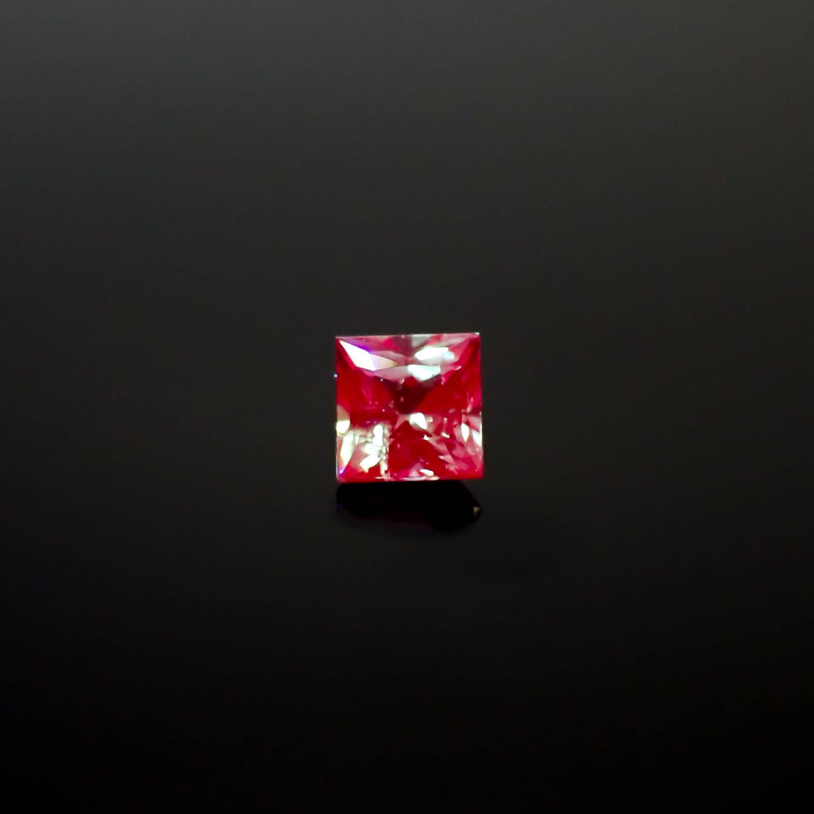 ◇プリンセスカット◇アレキサンドライト ブラジル産/EmeraldMain社製 0.080ct [250330064]2.3x2.3mm前後