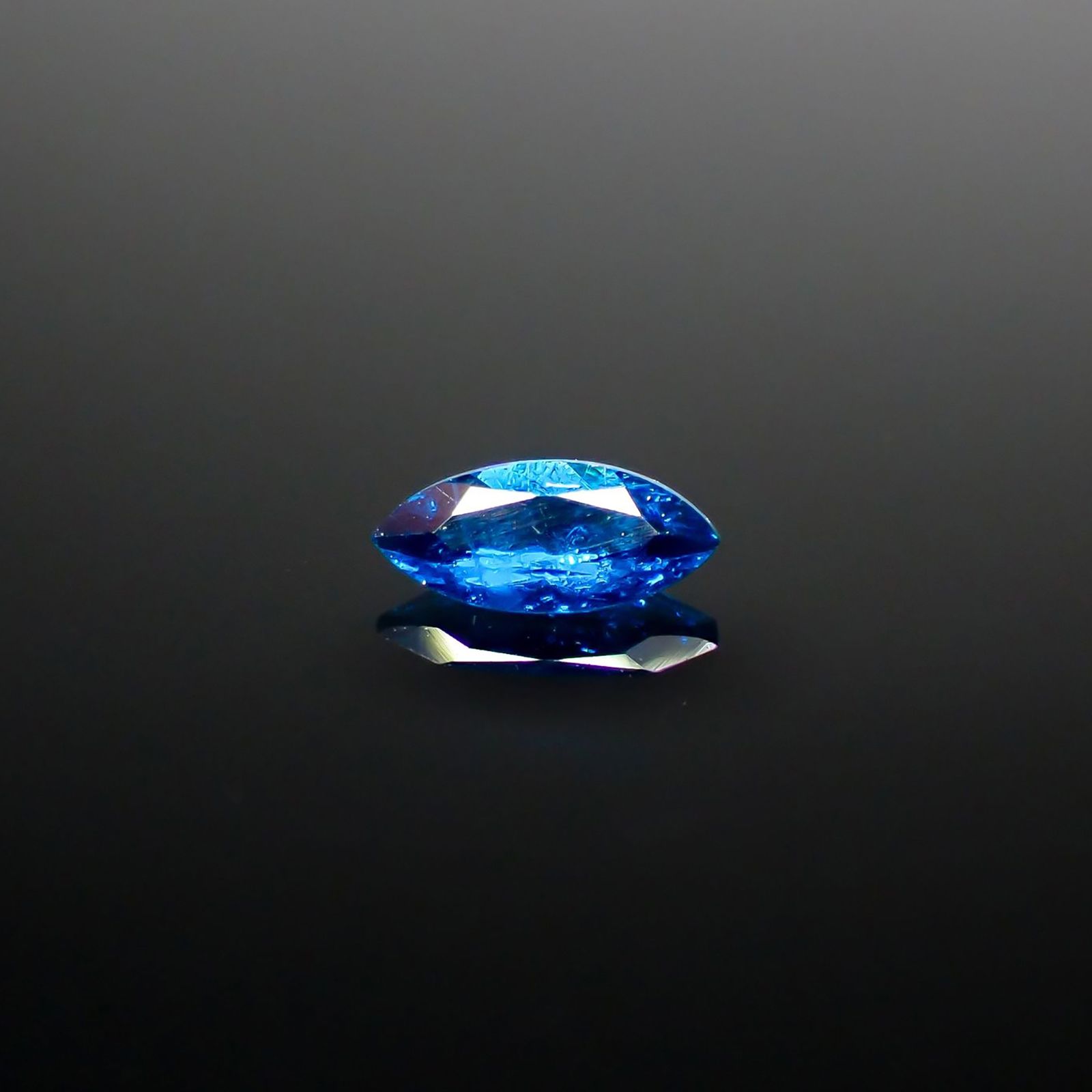 アウイナイト フルオレッセンス(宝石名アウイナイト)ドイツ産 識別済 0.11ct / 5.6x2.5mm前後 [240628315]