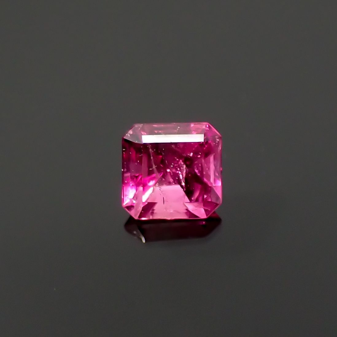 レッドベリル(宝石名レッド・ベリル) アメリカ・ユタ州産 0.088ct ソ付(彩珠)[210712050]2.7×2.6mm前後