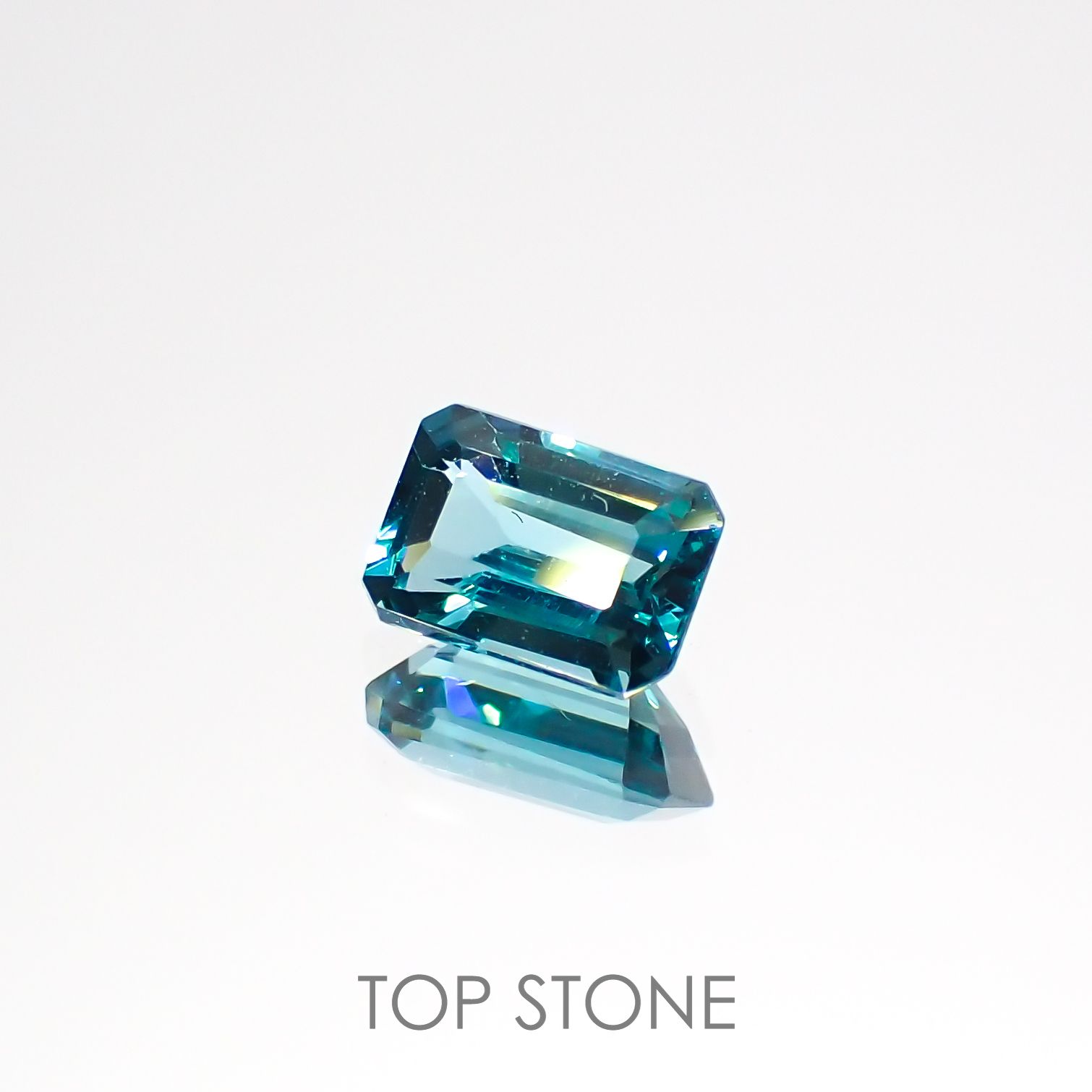 ブルーグリーンアパタイト(宝石名アパタイト)マダガスカル産 0.53ct 識別済[220616660]5.7x3.8mm前後