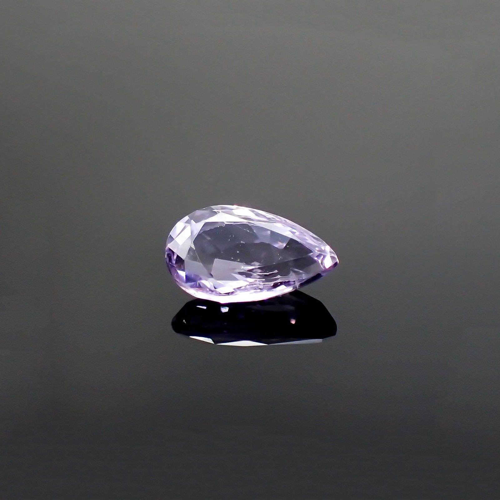 ラベンダーサファイア(宝石名サファイア) マダガスカル/スリランカ産 識別済 0.99ct / 7.9x4.9mm前後 [210812502]