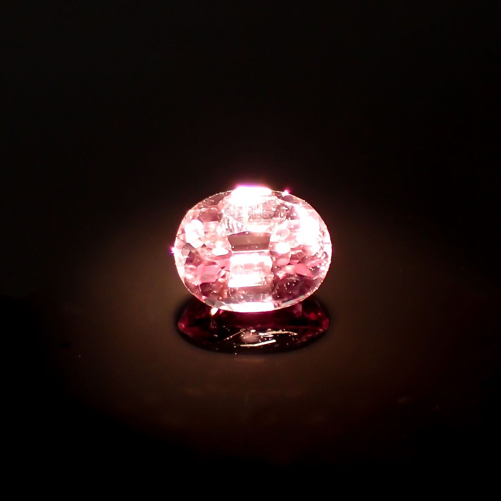 カラーシフト ピンクダイアスポア(宝石名ダイアスポア)アフガニスタン産 0.56ct 識別済[231124284]5.6x4.4mm前後