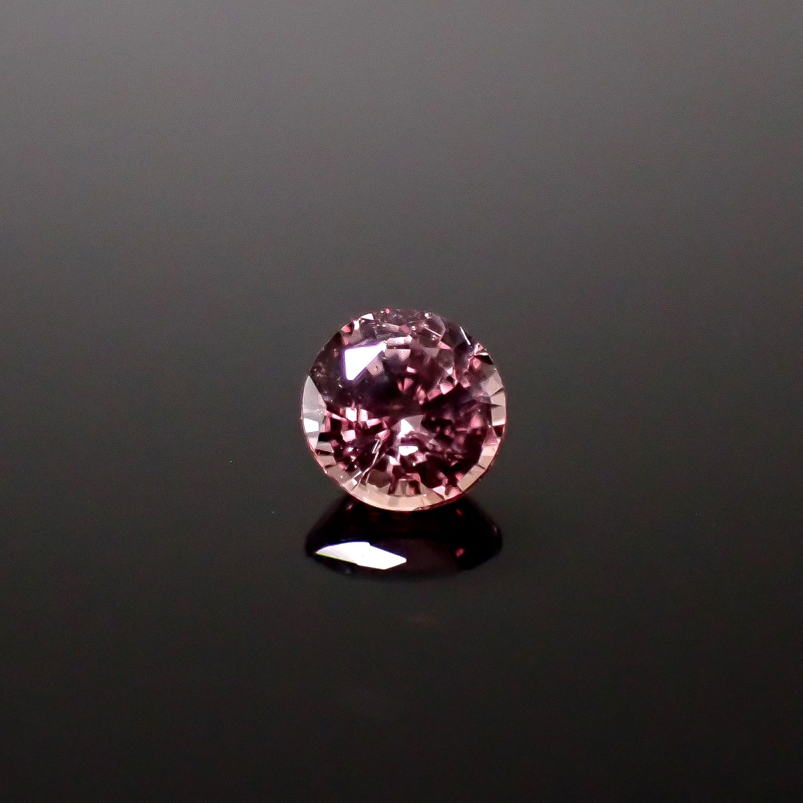 パパラチャサファイア(宝石名サファイア/別名パパラチャ・サファイア)スリランカ/マダガスカル産 DGL鑑付 0.363ct / 4.05x4.11mm前後 [260131619]