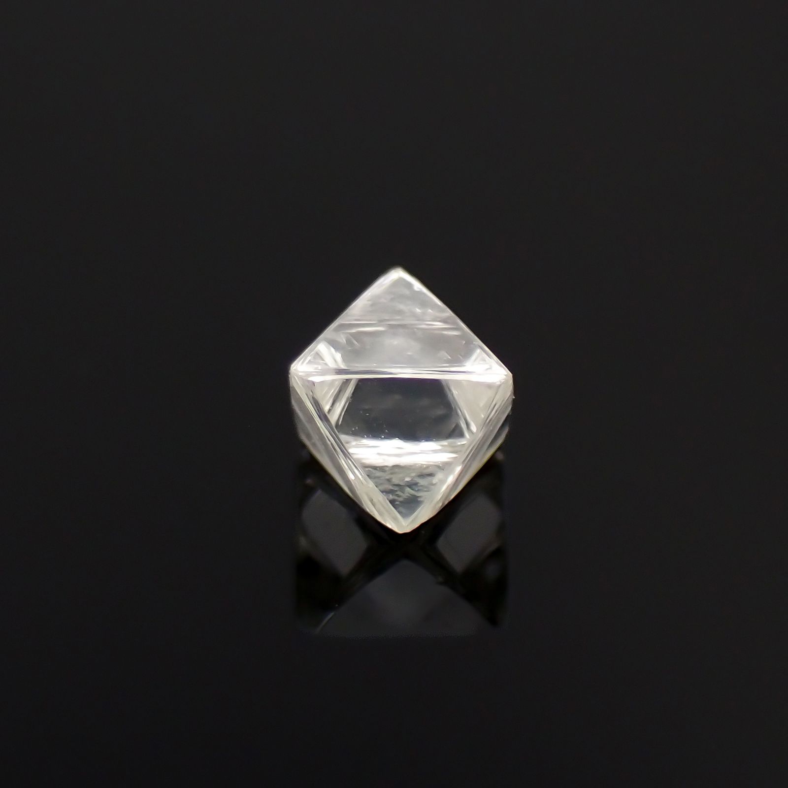 ソーヤブルダイヤモンド 原石(トライゴンあり/Trigon) デビアス社 0.38ct[230923460]4.6x4.4mm前後