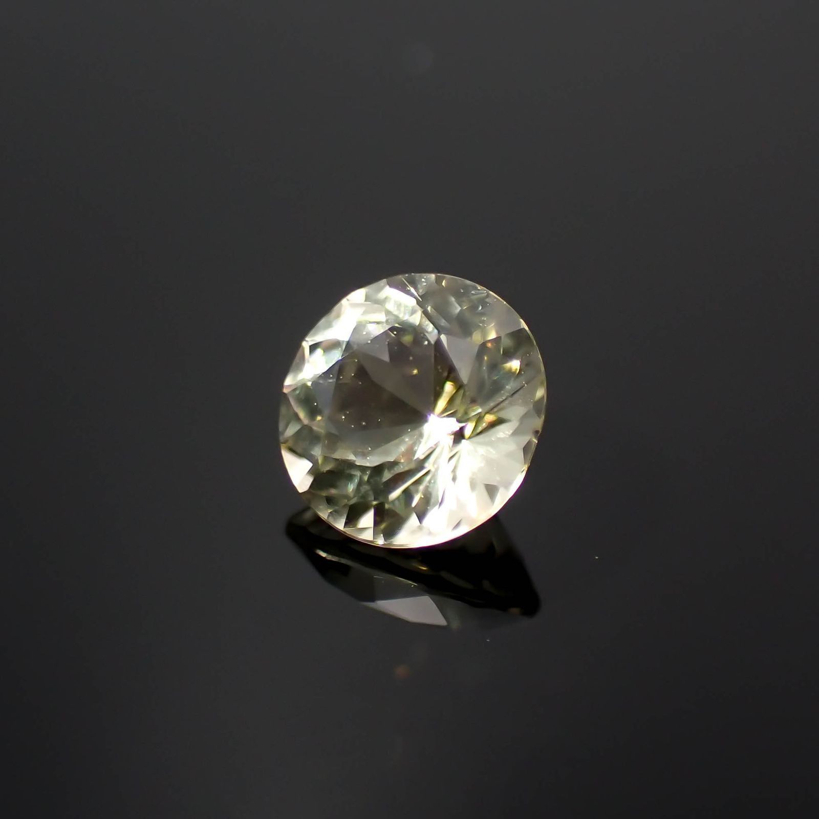 イエロースキャポライト(宝石名イエロー・スキャポライト)タンザニア産 識別済 0.43ct / 5x5mm前後 [221219401]