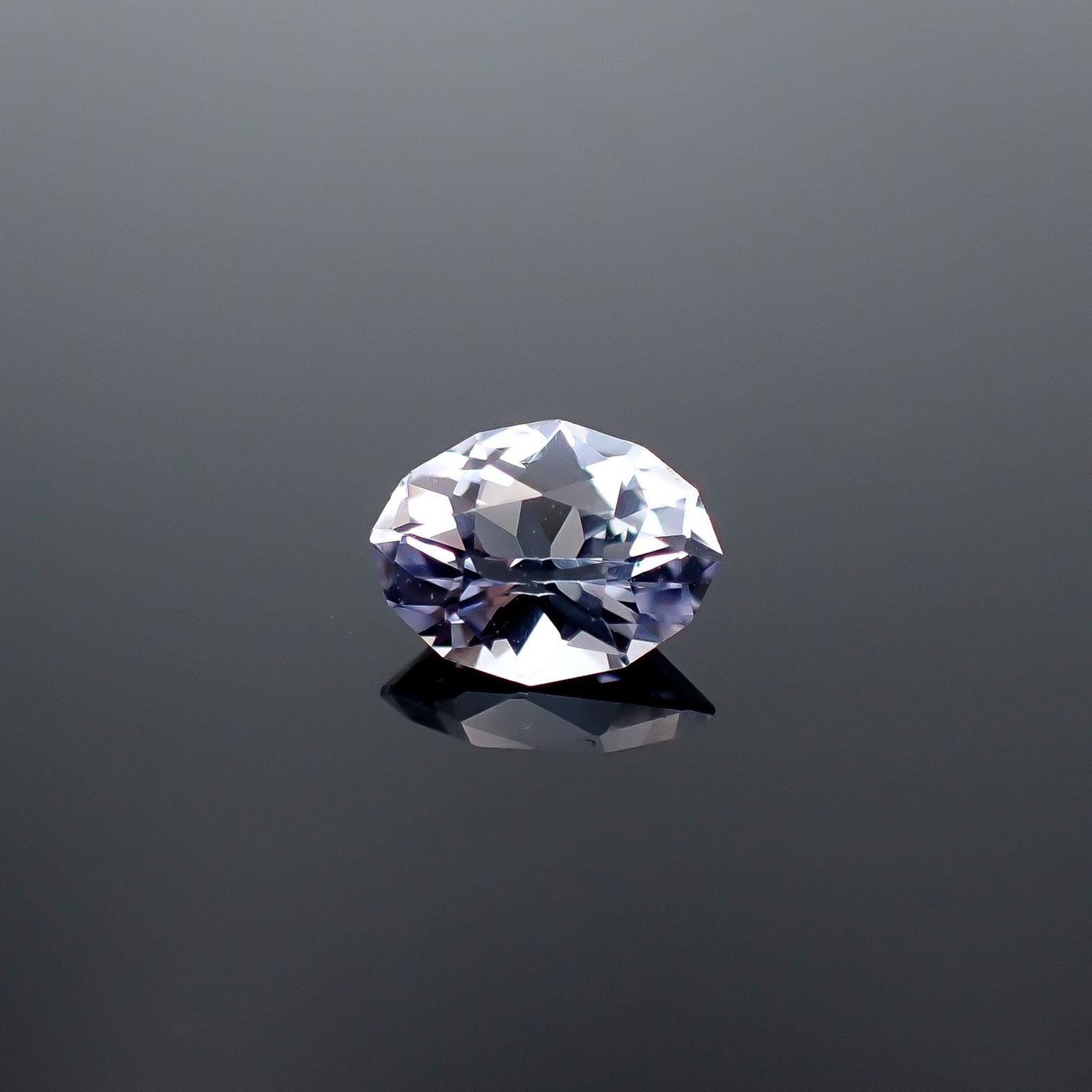 ◇カスタムカット◇アイスラベンダーゾイサイト 非加熱 タンザニア産 0.87ct / 7.3x5.7mm前後 [251031219]