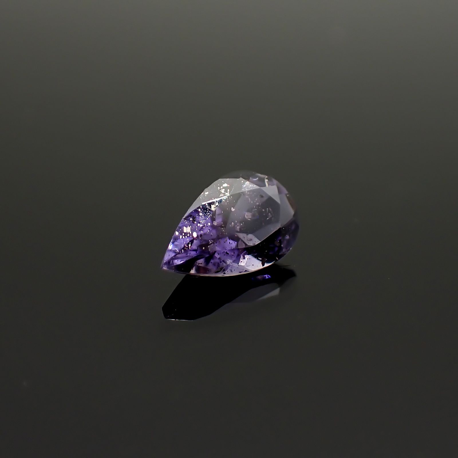 アイオライトサンストーン インド/ブラジル産 0.63ct / 7.9x4.9mm前後 [260932631]