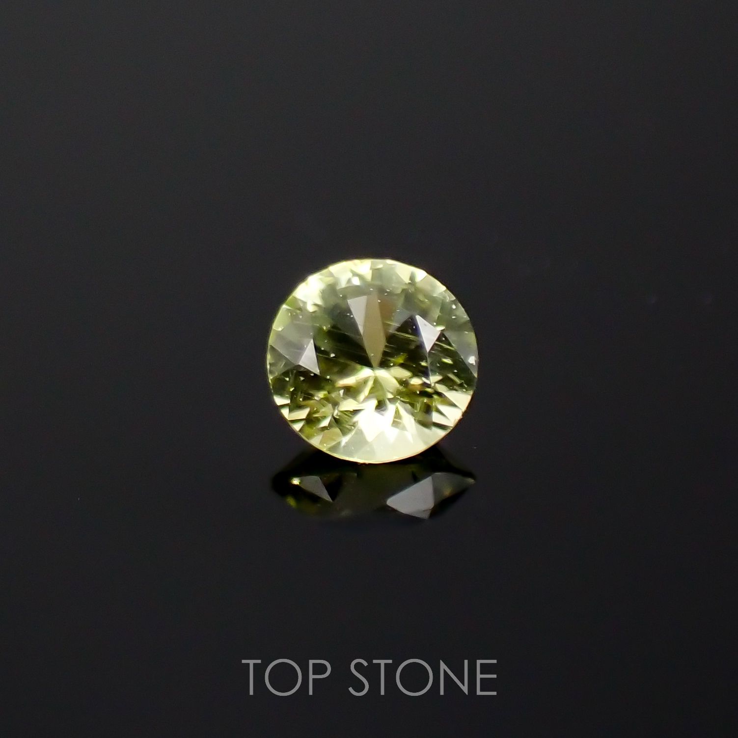 パラサイティックペリドット(宝石名ペリドット)採取地：ロシア 0.093ct 識別済[220616242]2.8x2.8mm前後