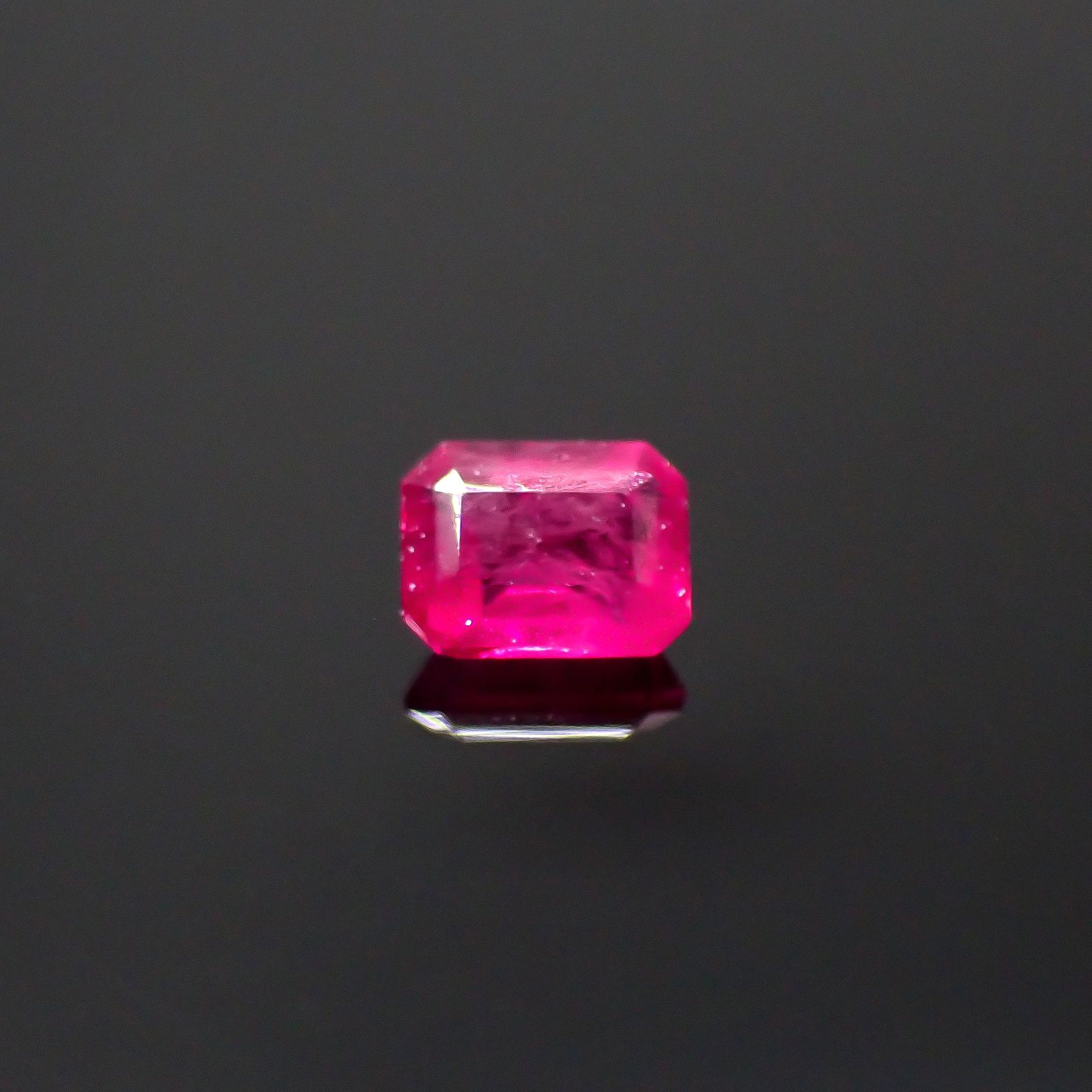 レッドベリル/ピンクベリル アメリカ・ユタ州産 0.079ct [250530377]3x2.3mm前後