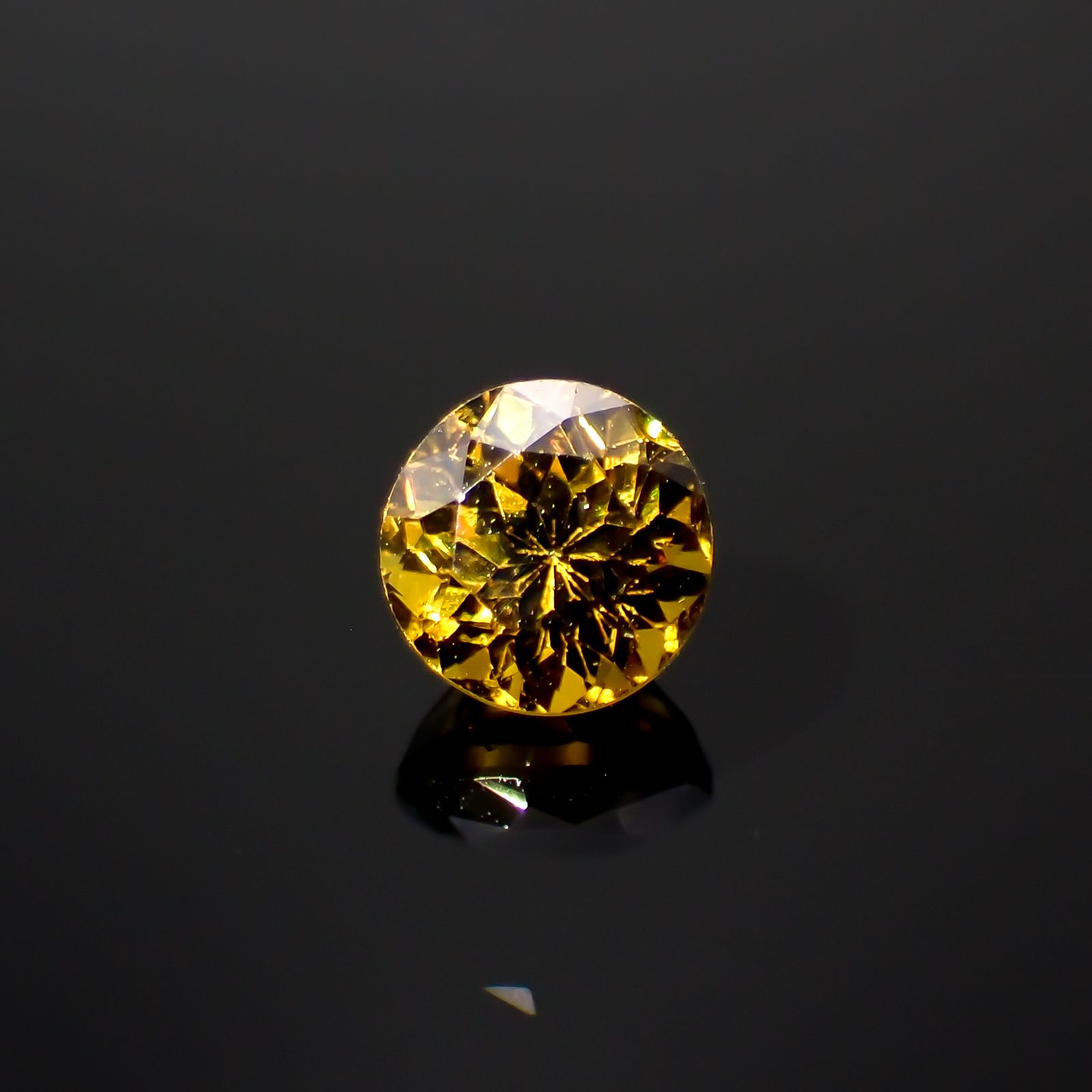 アンドラダイトガーネット(宝石名アンドラダイト・ガーネット)ナミビア共和国産 0.64ct 識別済[230421383]4.6x4.6mm前後