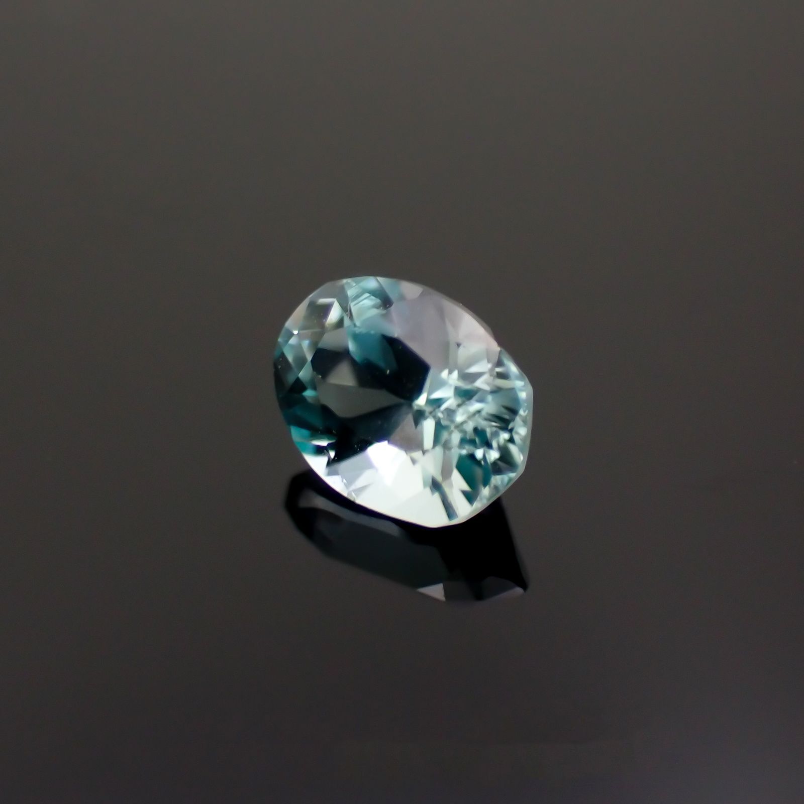 ユークレース(宝石名ブルー・ユークレース)コロンビア産 0.389ct ソ付(彩珠)[221018684]5.3x3.9mm前後