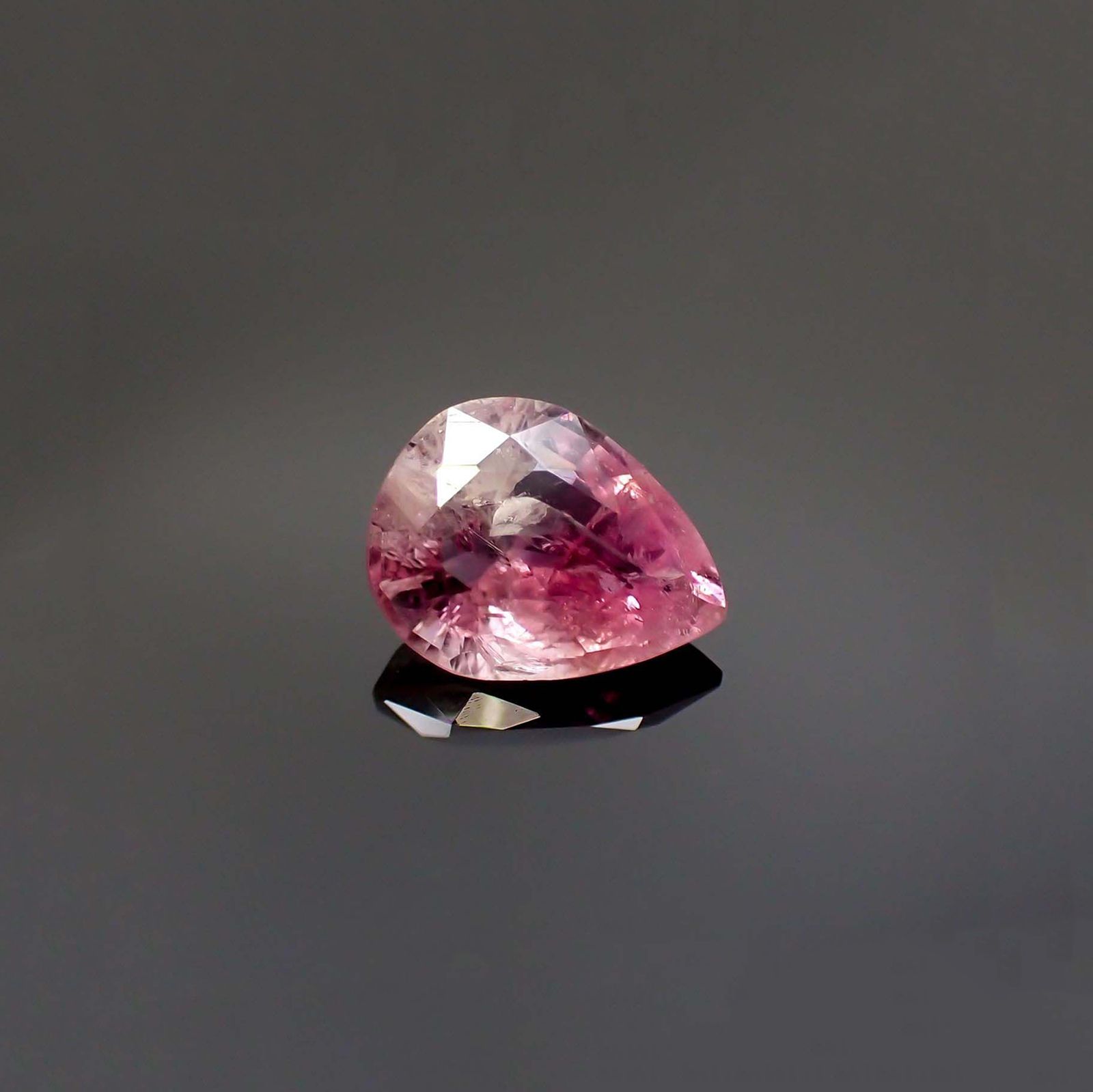ピンクポードレッタイト(宝石名ピンク・ポードレッタイト)ビルマ産 ソ付(彩珠) 0.742ct / 7.4x5.9mm前後 [260722815]