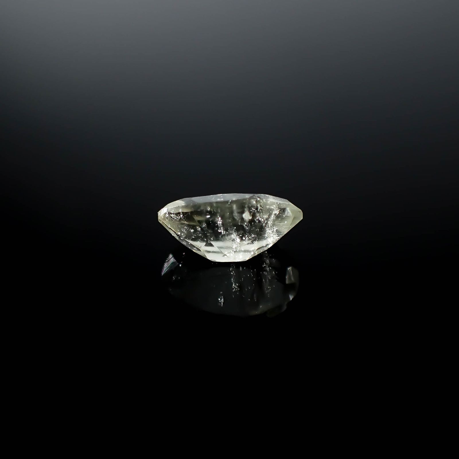 リビアングラス 発見地：エジプト・リビア砂漠 1.64ct / 10.5x7.2mm前後 [251131309]