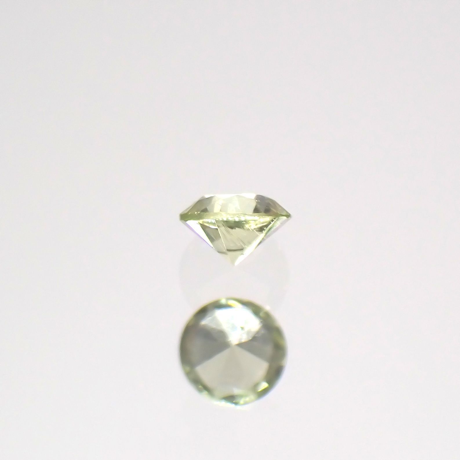 パラサイティックペリドット(宝石名ペリドット)採取地：ロシア 0.025ct 識別済[220616239]1.9x1.9mm前後