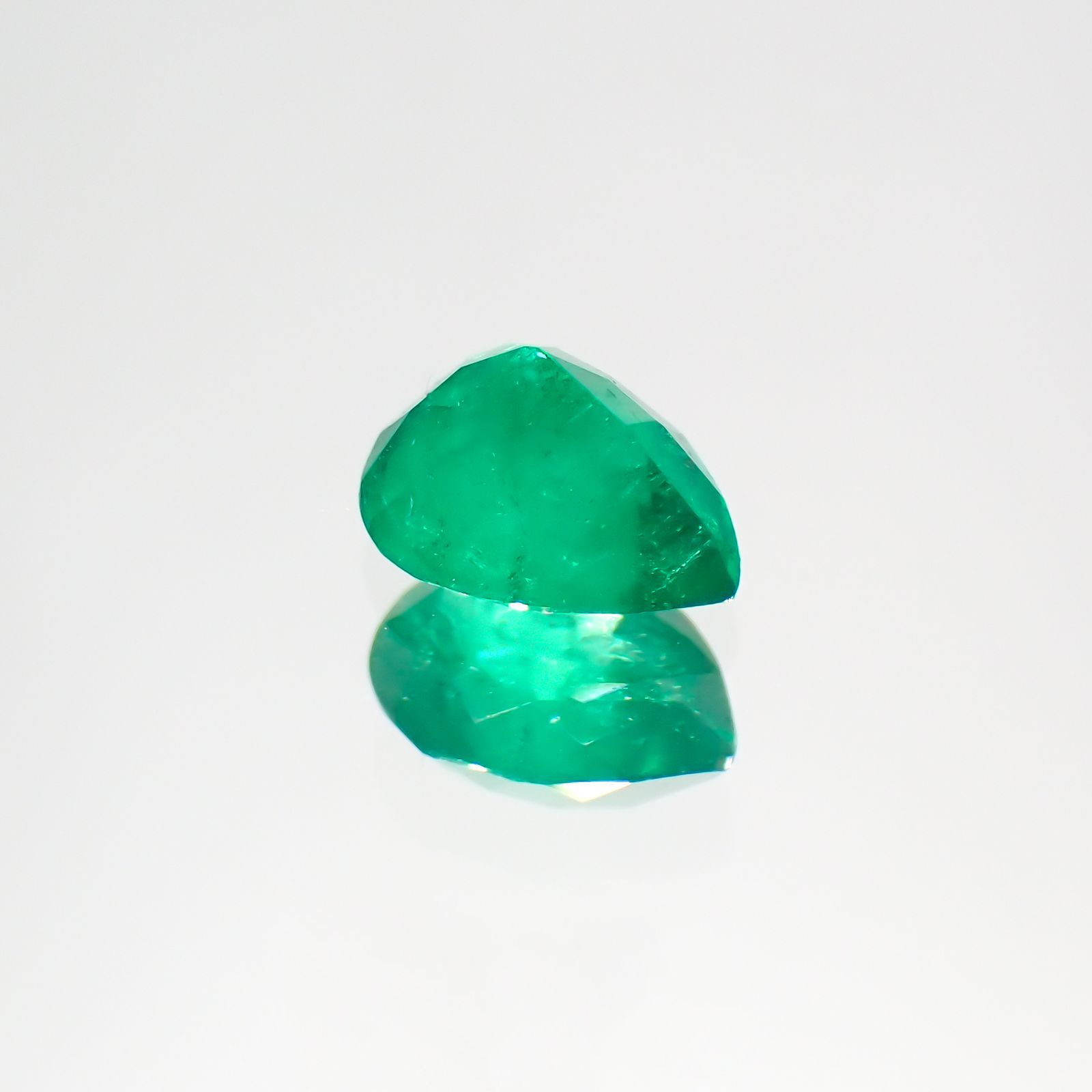 エメラルド(宝石名エメラルド) コロンビア産 0.38ct 識別済[20118358]5.7×4.4mm前後