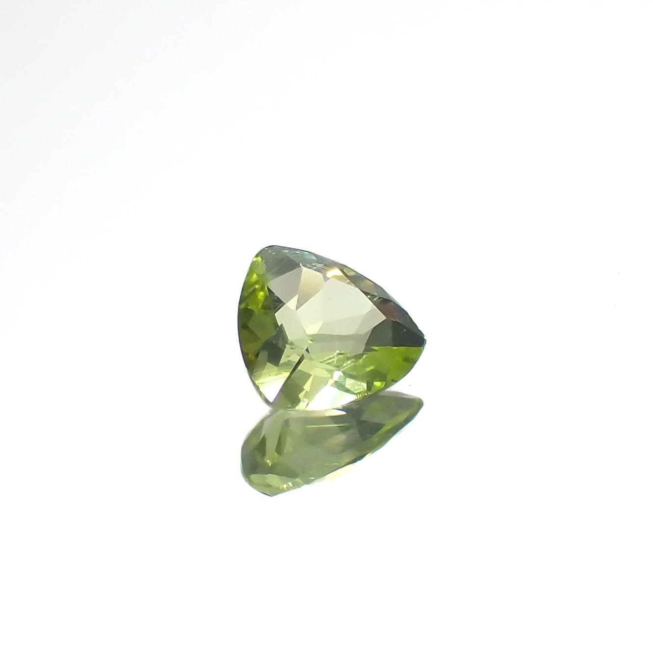 グリーンエンスタタイト(宝石名グリーン・エンスタタイト)カメルーン産 0.24ct 識別済[240125616]4.5x4.4mm前後