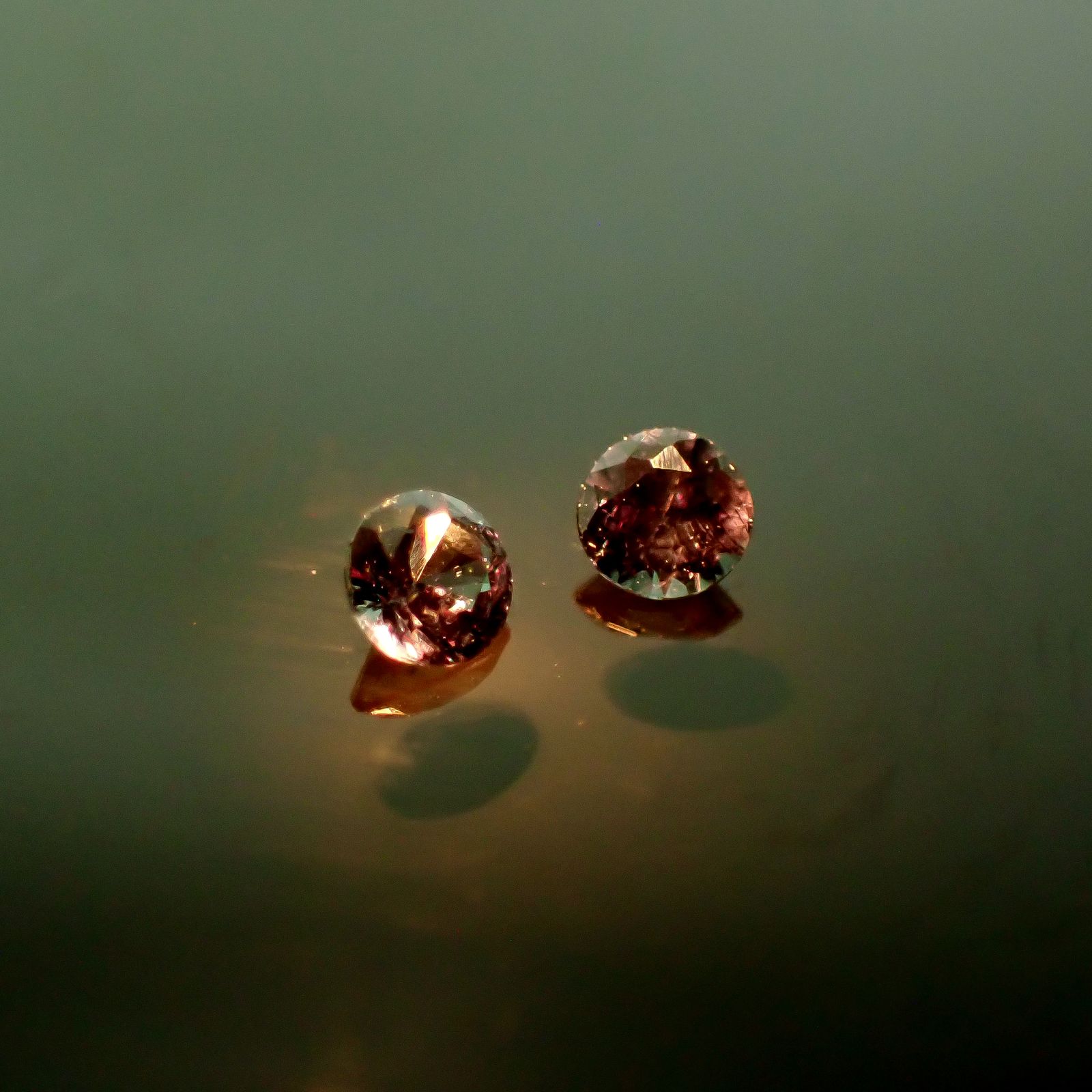 ◇ペアセット◇ベキリーブルーガーネット（カラーチェンジガーネット アレキタイプ） マダガスカル・ベキリー産 0.15ct / 2.5x2.5mm前後 [251231550]