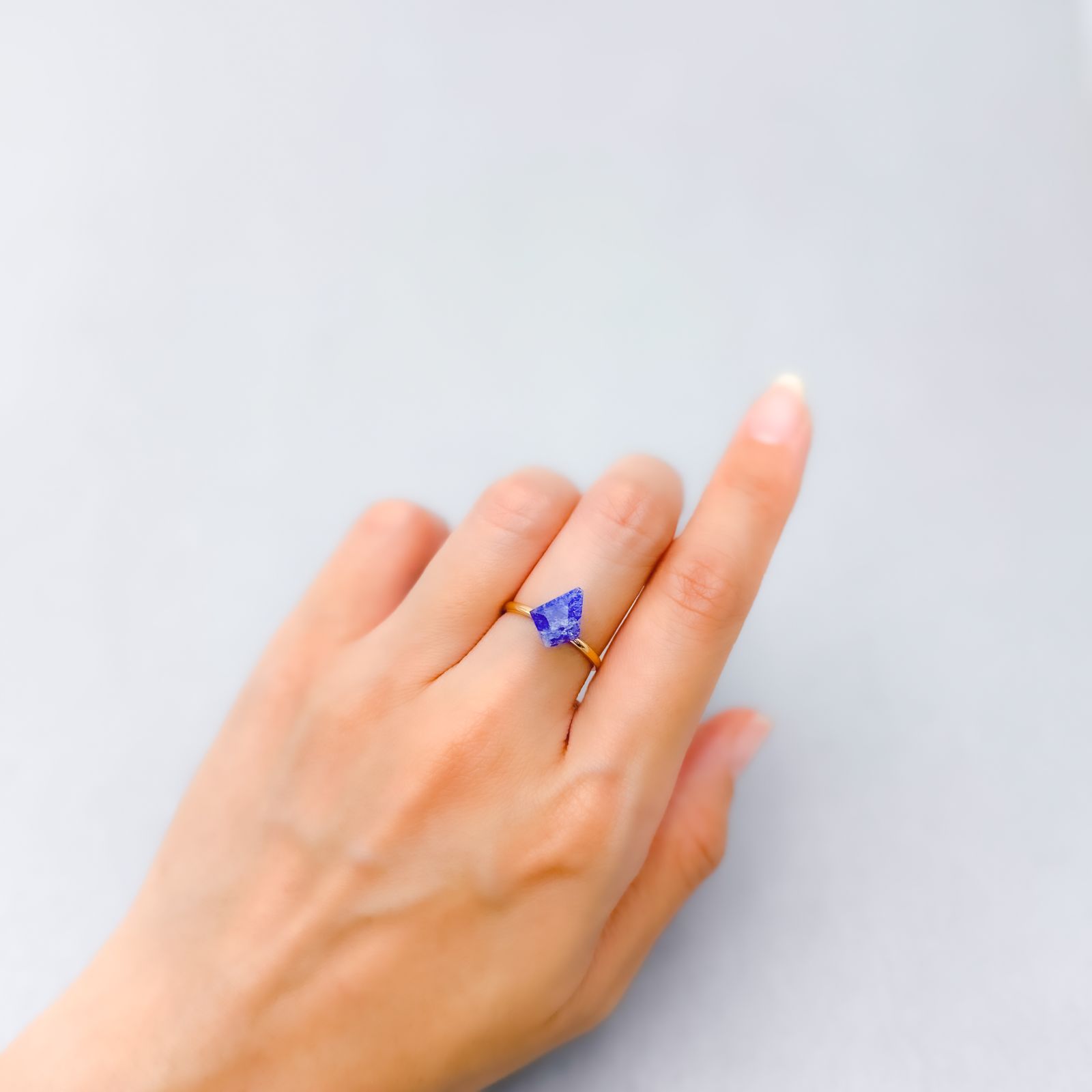 ◇カスタムカット◇ラズライトインソーダライト フルオレッセンス アフガニスタン産 1.14ct [250530472]10.5x8.5mm前後