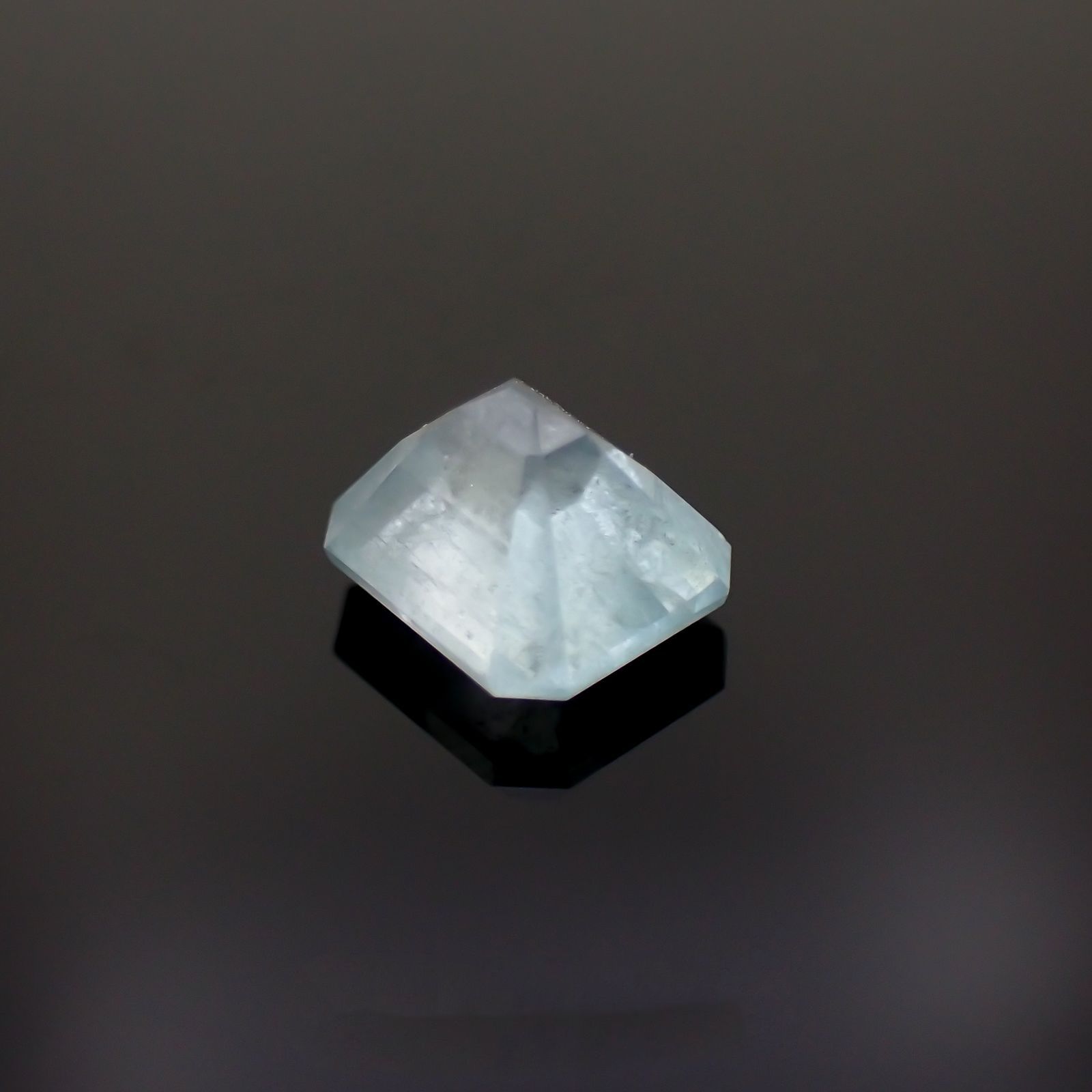 ユークレース(宝石名ブルー・ユークレース)コロンビア産 1.036ct ソ付(彩珠)[221018679]6.2x5.3mm前後