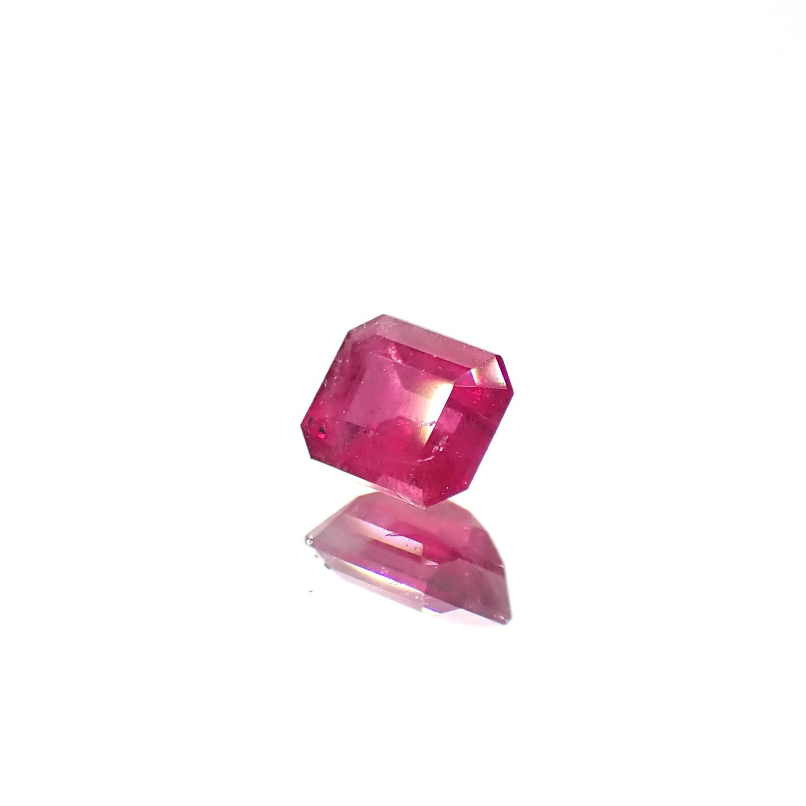 レッドベリル/ピンクベリル アメリカ・ユタ州産 0.12ct [250530376]3.3x2.8mm前後
