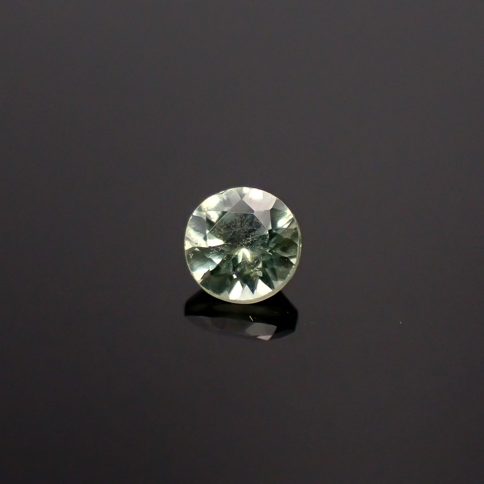 モンタナサファイア(宝石名サファイア)アメリカ・モンタナ州産 識別済 0.31ct / 3.8x3.7mm前後 [260221282]