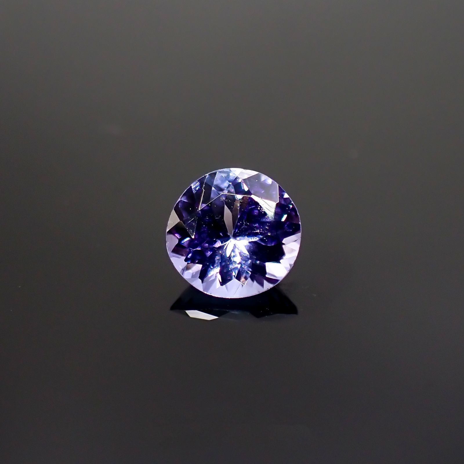 タンザナイト(宝石名タンザナイト)タンザニア産 0.67ct 識別済[220516040]5.9x5.9mm前後