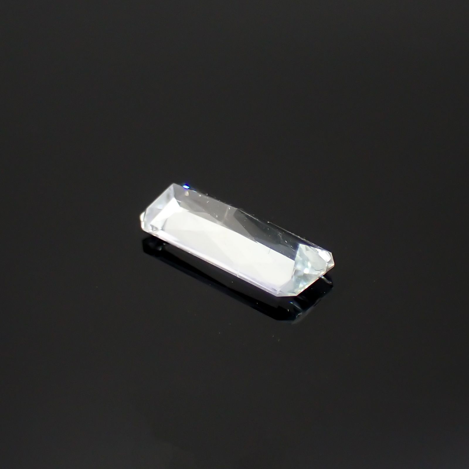 ジェレメジェバイト(宝石名エレメジェバイト)ナミビア産 0.82ct 識別済[220616312]9.2x3.9mm前後