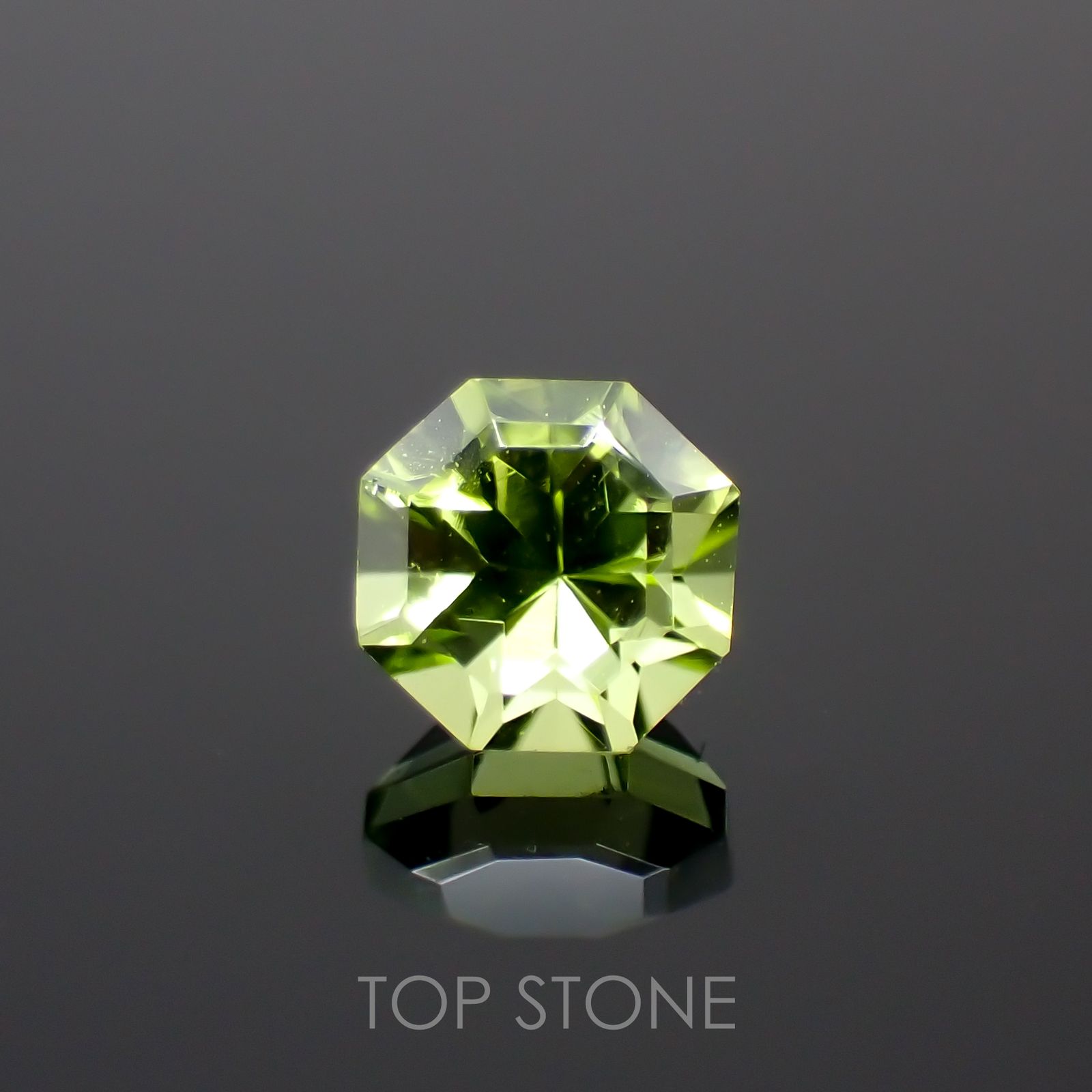 ◇オクタゴンカット◇ペリドット(宝石名ペリドット) パキスタン産 0.37ct 識別済[210913104]4×3.9mm前後