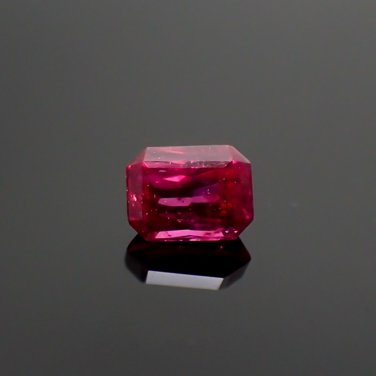 ルビー 非加熱(宝石名ルビー) マダガスカル産 0.26ct 識別済[210711733]3.8×2.8mm前後