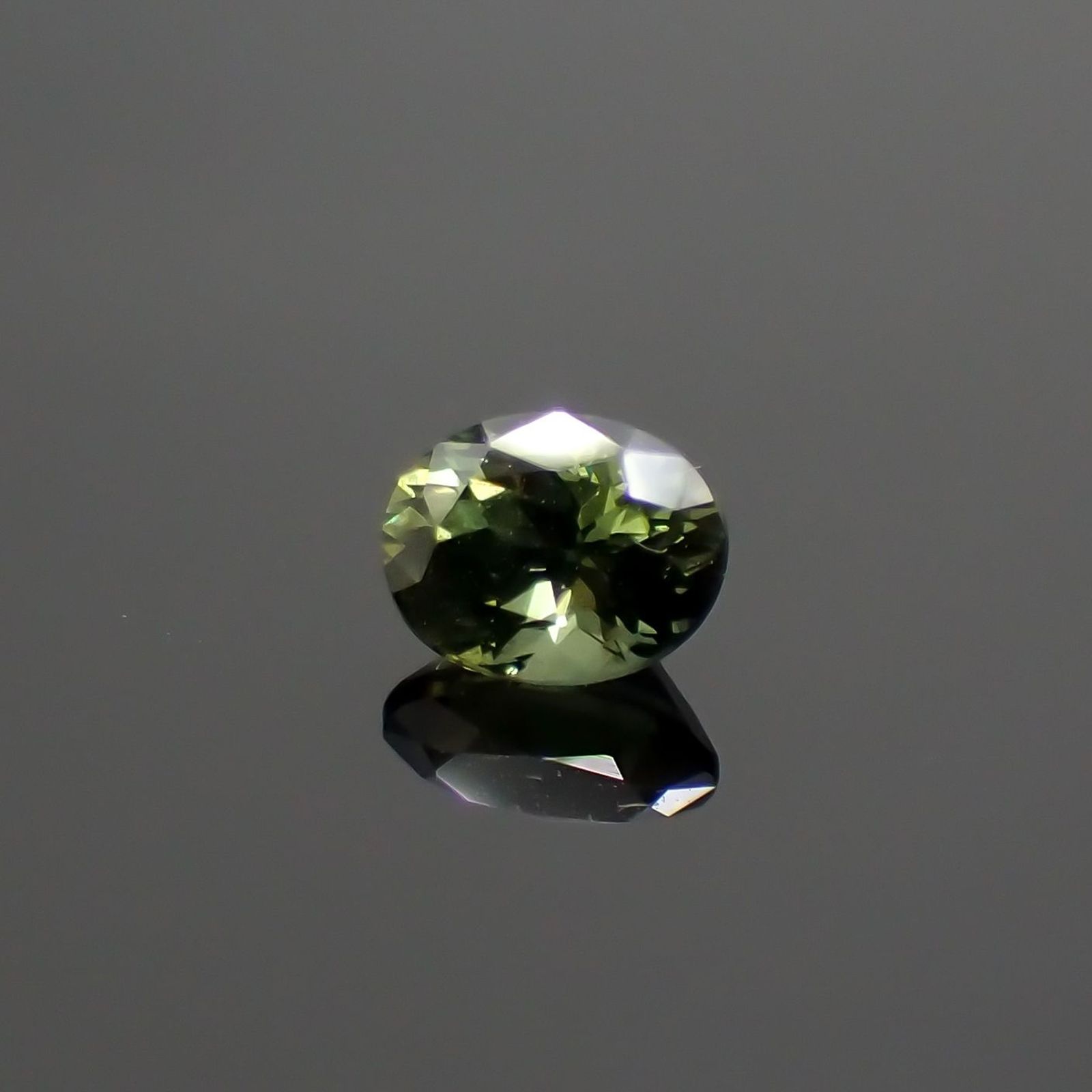 ゴールドシーンサファイア 非加熱(宝石名シーン・サファイア) ケニア産 識別済 0.54ct / 5x4mm前後 [260812071]