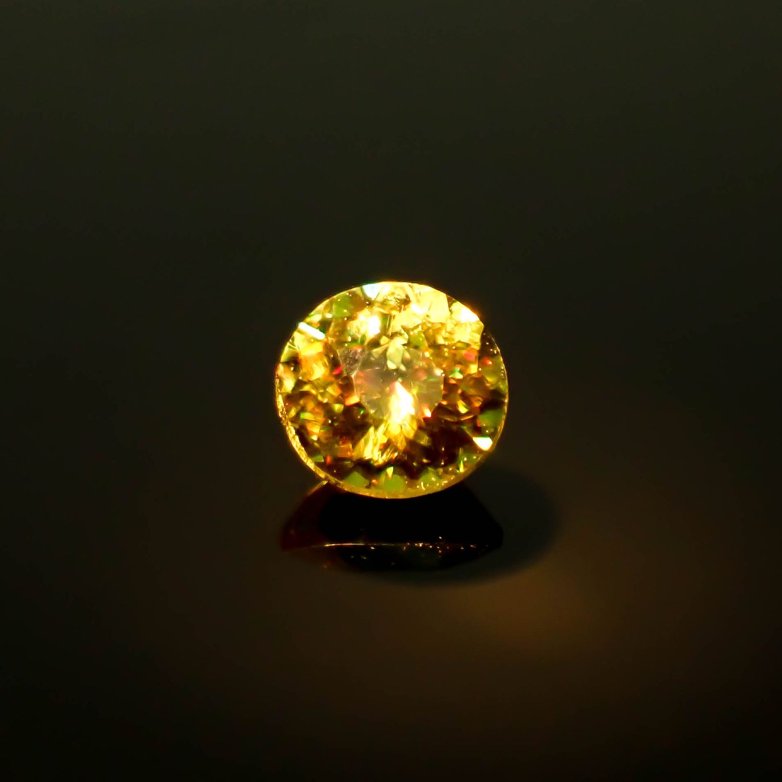 カラーチェンジスフェーン パキスタン産 0.22ct / 3.6x3.6mm前後 [250931060]